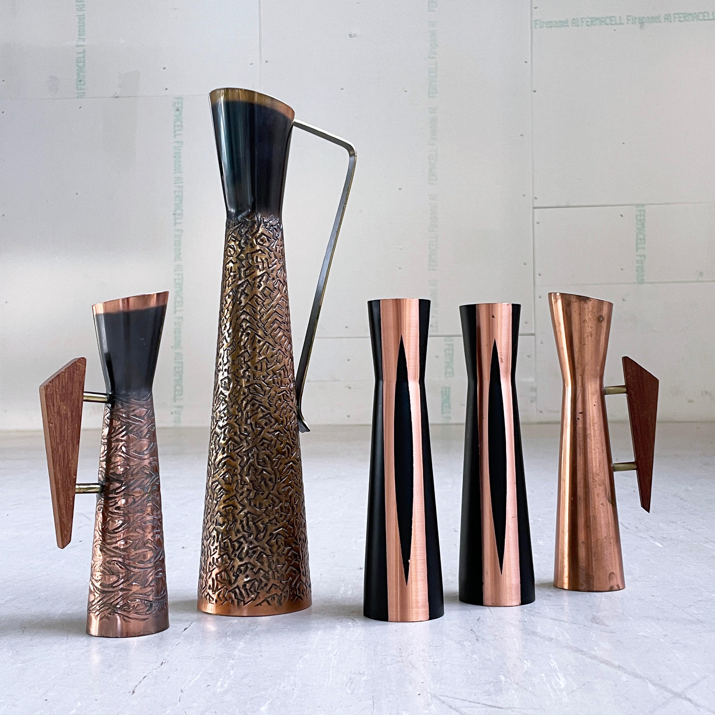Satz von fünf Schweizer dekorativen brutalistischen Kupfervasen im Zustand „Gut“ im Angebot in Bern, CH