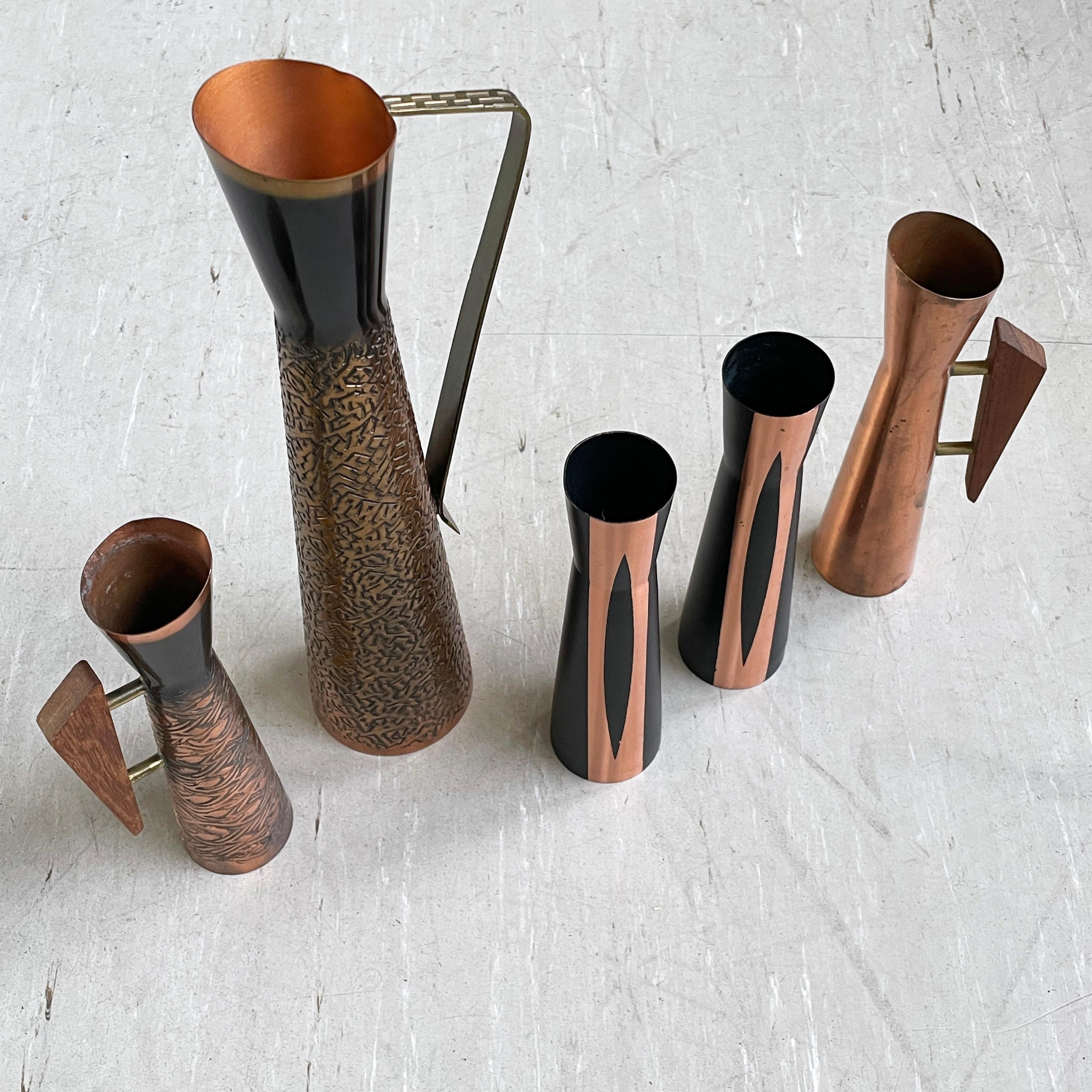 Satz von fünf Schweizer dekorativen brutalistischen Kupfervasen (Mitte des 20. Jahrhunderts) im Angebot