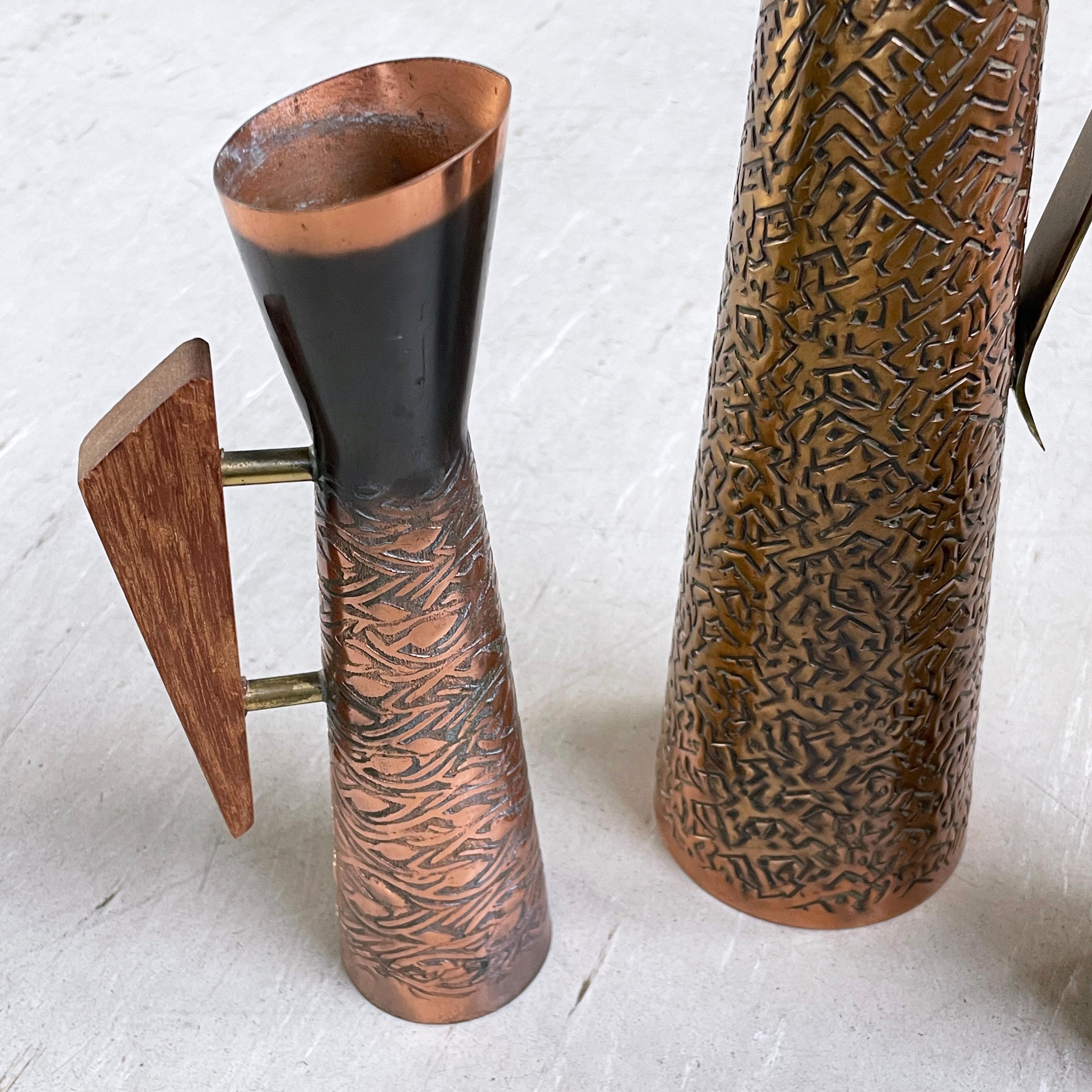 Satz von fünf Schweizer dekorativen brutalistischen Kupfervasen (Metall) im Angebot