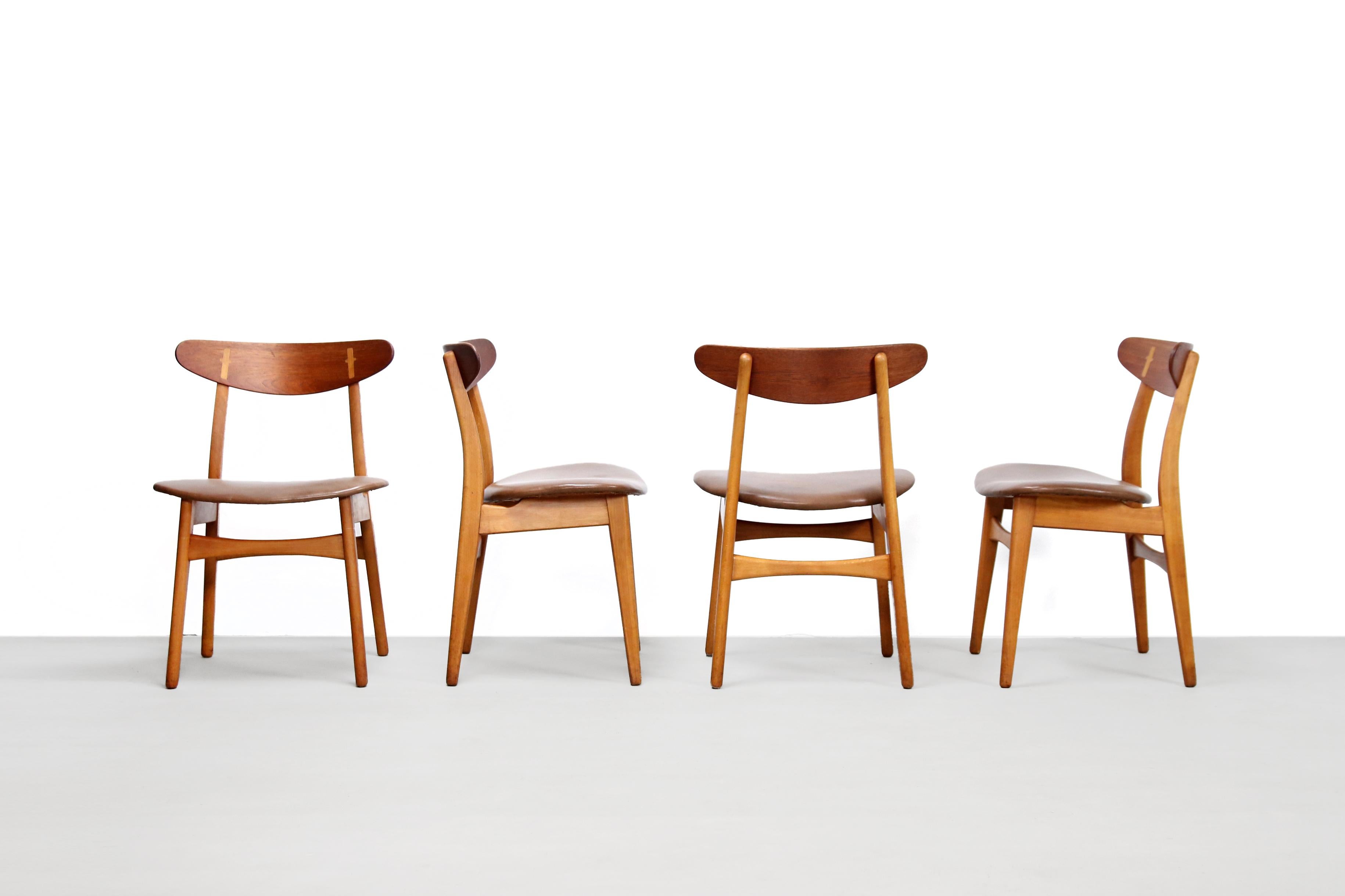 Beautiful set of five CH-30 dining room chairs by Hans Wegner produced by Carl Hansen in Denmark in the 1950s. The set is made of a solid beech wood frame, a teak plywood backrest and upholstered seats with real brown leather. Great Minimalist