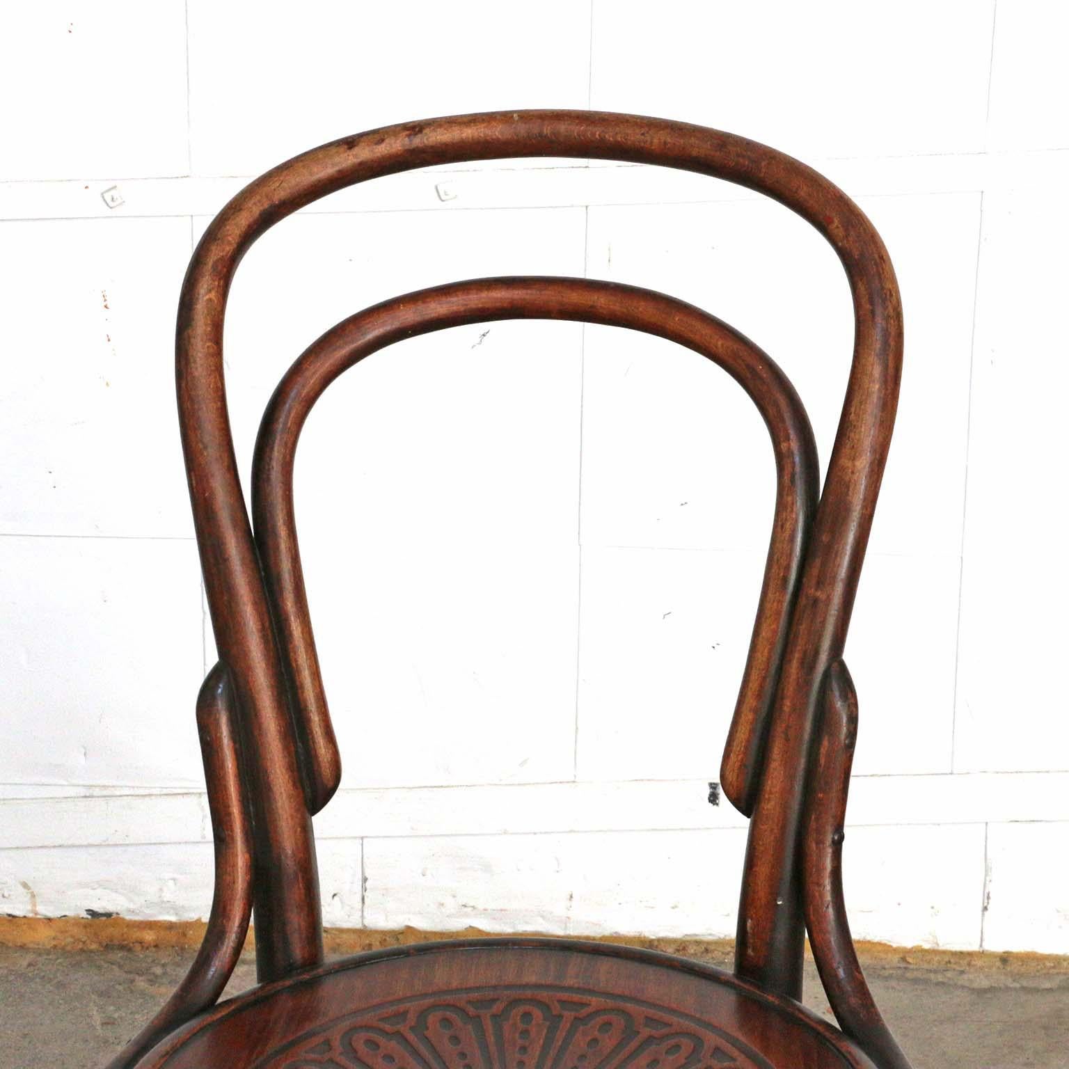 Set of Five Thonet Viennese No. 14 Cafe Chairs In Distressed Condition In Rio Vista, CA
