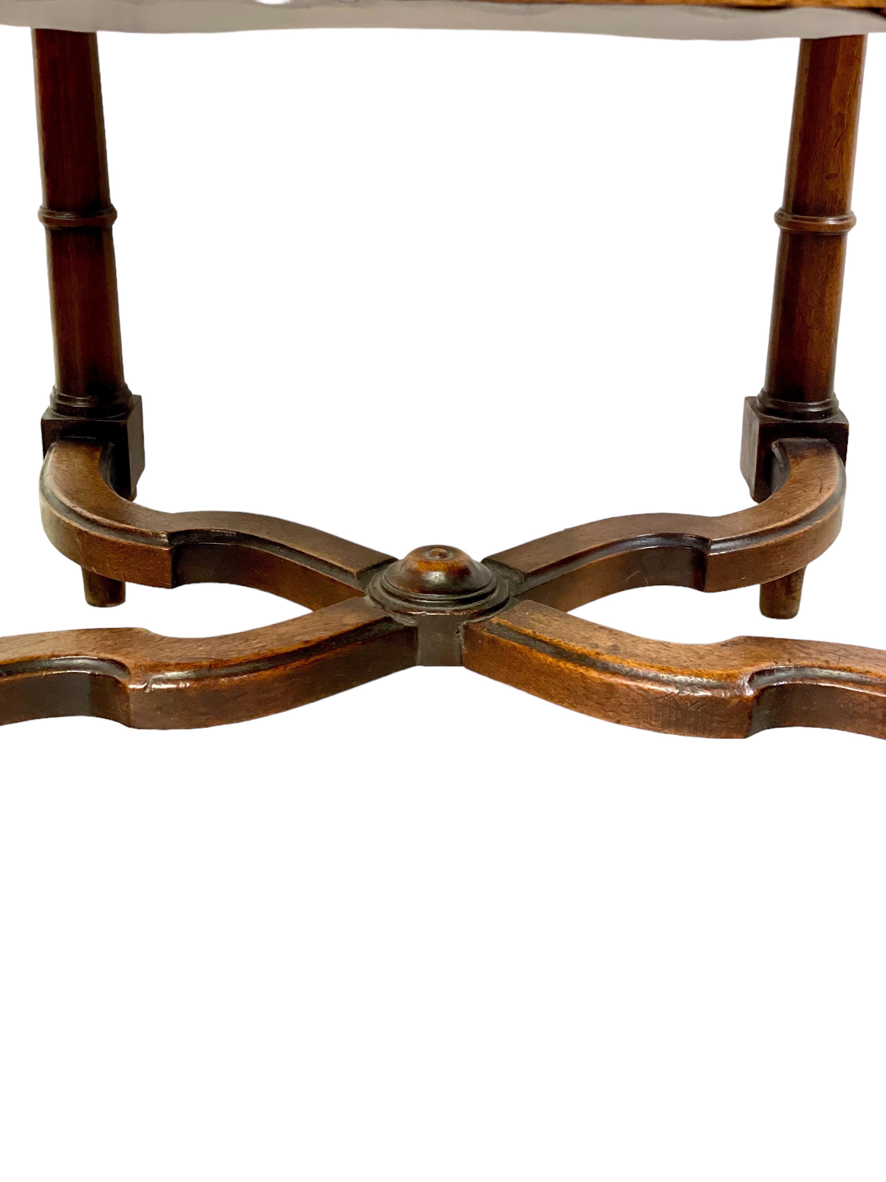 Satz von fünf gepolsterten Esszimmerstühlen im Louis-XIII-Stil, 19. Jahrhundert im Angebot 5