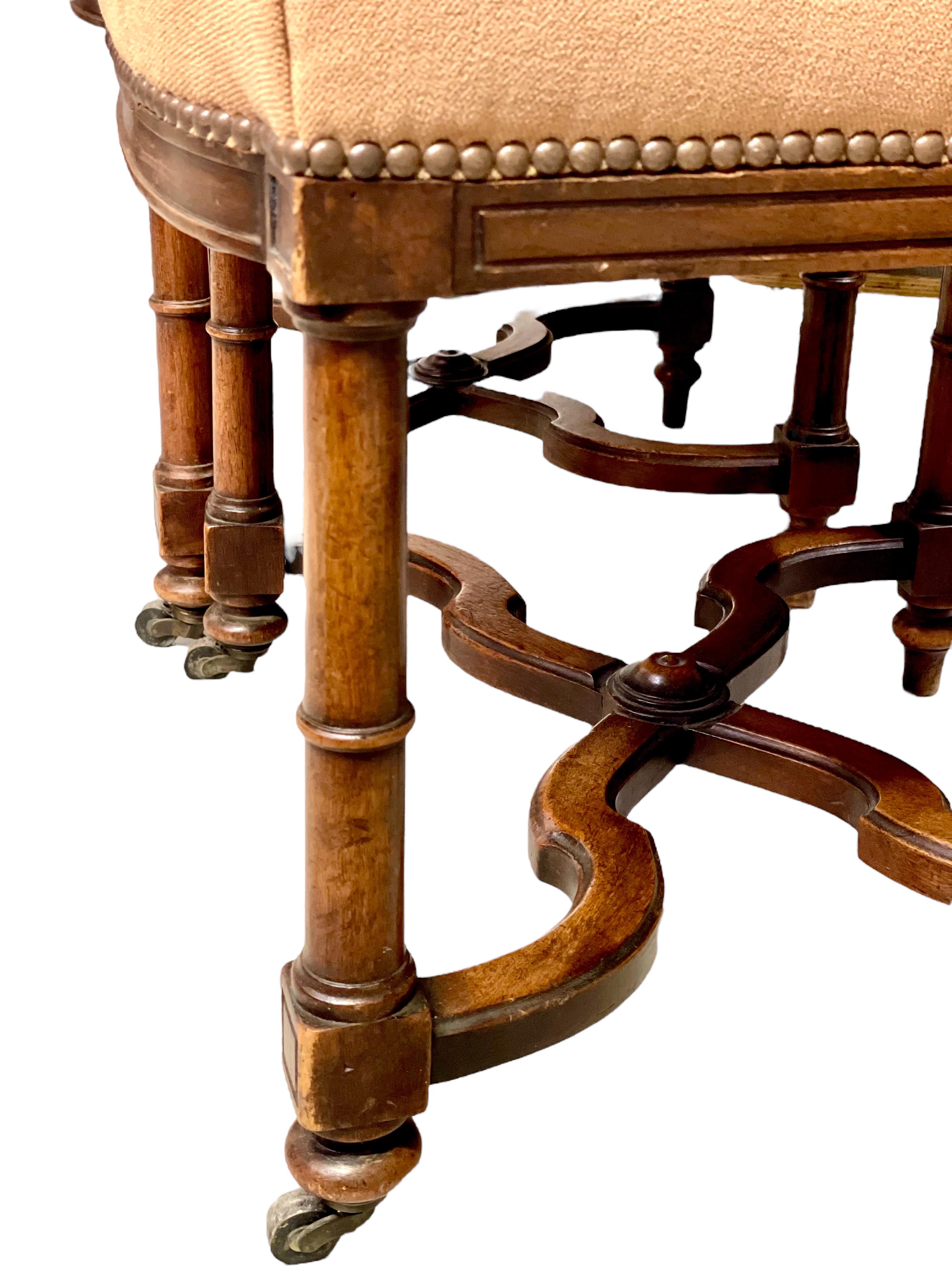 Satz von fünf gepolsterten Esszimmerstühlen im Louis-XIII-Stil, 19. Jahrhundert (Walnuss) im Angebot