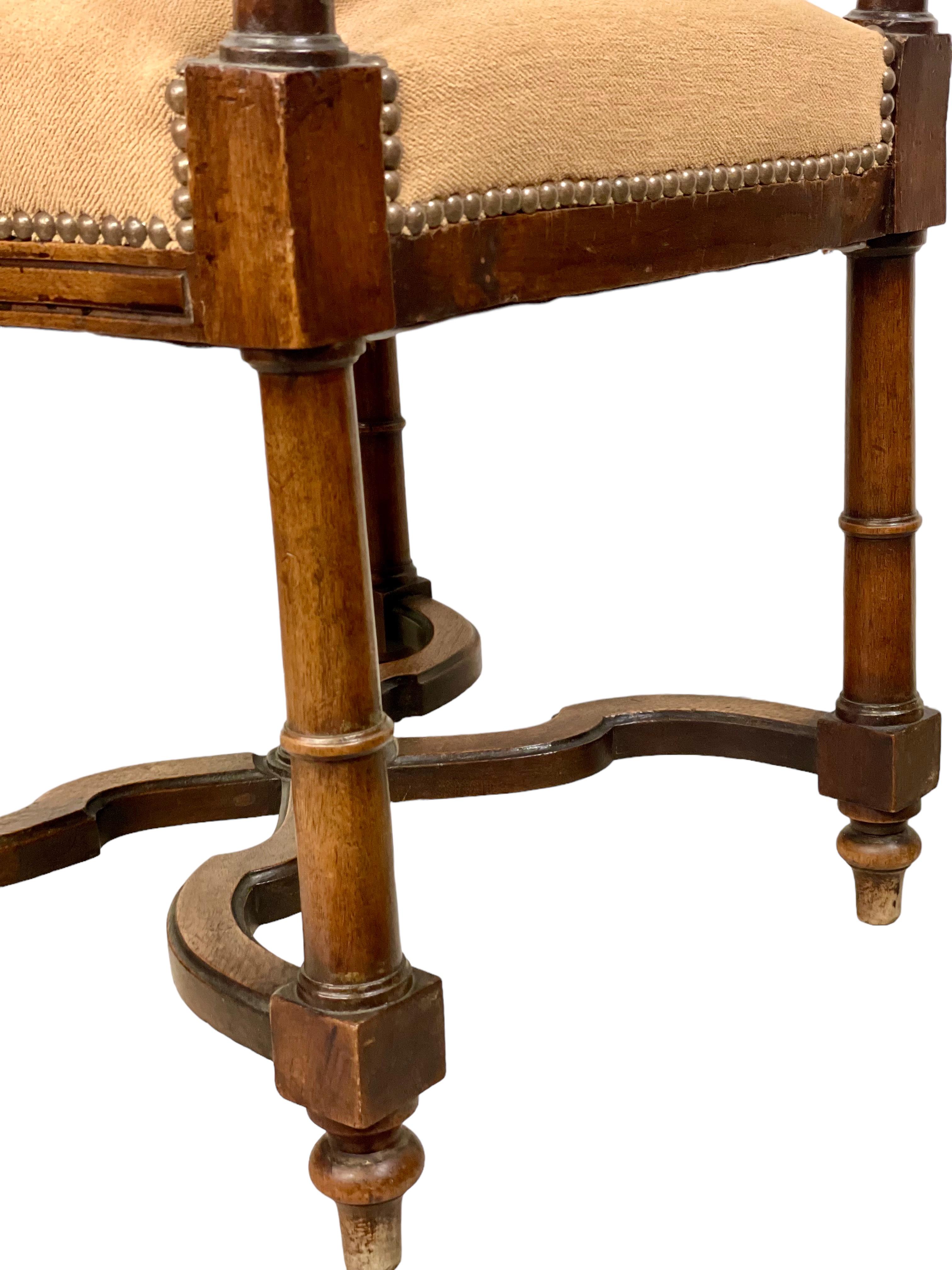 Satz von fünf gepolsterten Esszimmerstühlen im Louis-XIII-Stil, 19. Jahrhundert im Angebot 1