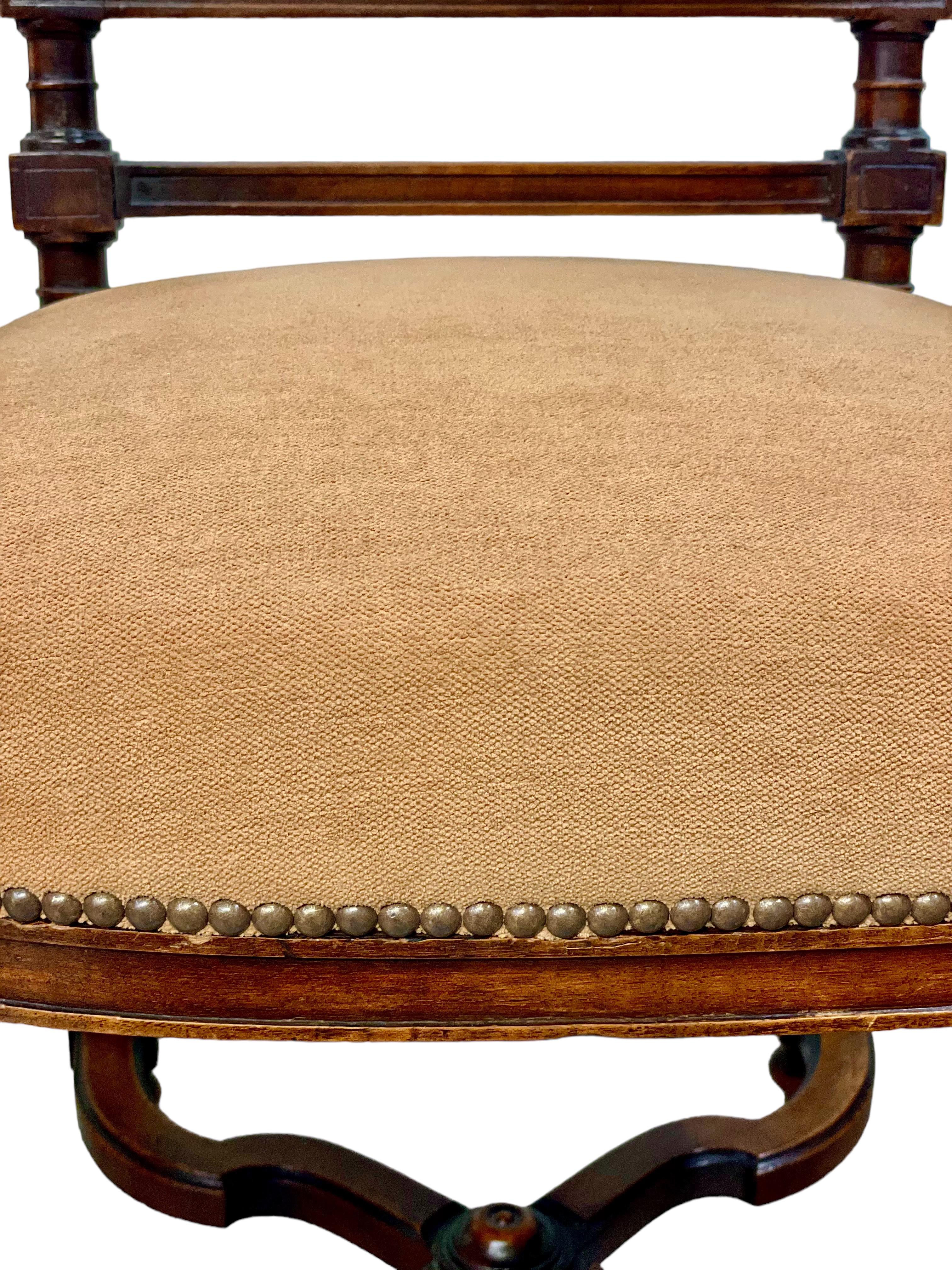 Satz von fünf gepolsterten Esszimmerstühlen im Louis-XIII-Stil, 19. Jahrhundert im Angebot 3