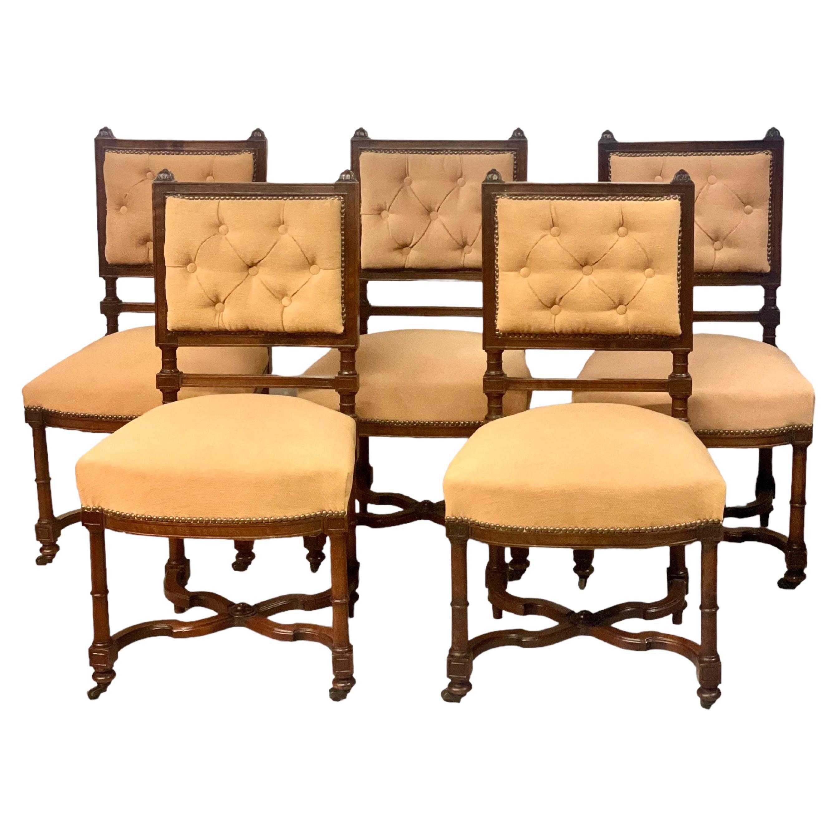 Ensemble de cinq chaises de salle à manger tapissées de style Louis XIII, 19ème siècle