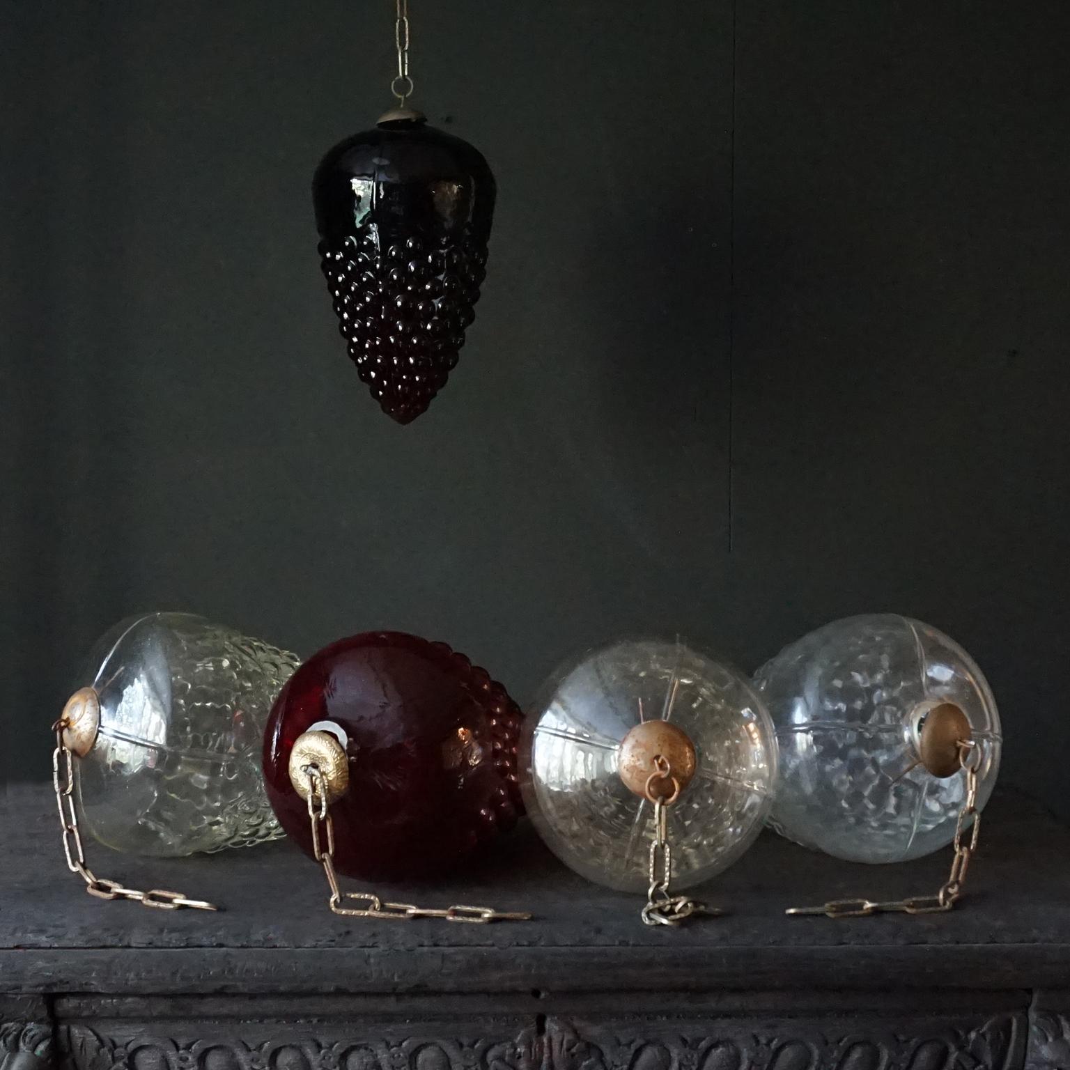 Set von fünf sehr großen roten und klaren Glas Traubenkugel-Weihnachtsornamenten aus Glas im Zustand „Gut“ im Angebot in Haarlem, NL