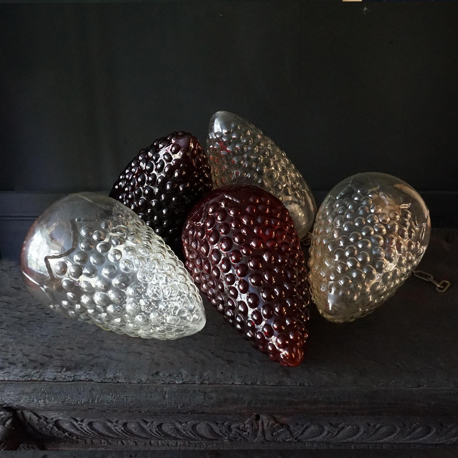Set of Five Very Large Red and Clear Glass Grape Kugel Christmas Ornaments In Good Condition For Sale In Haarlem, NL