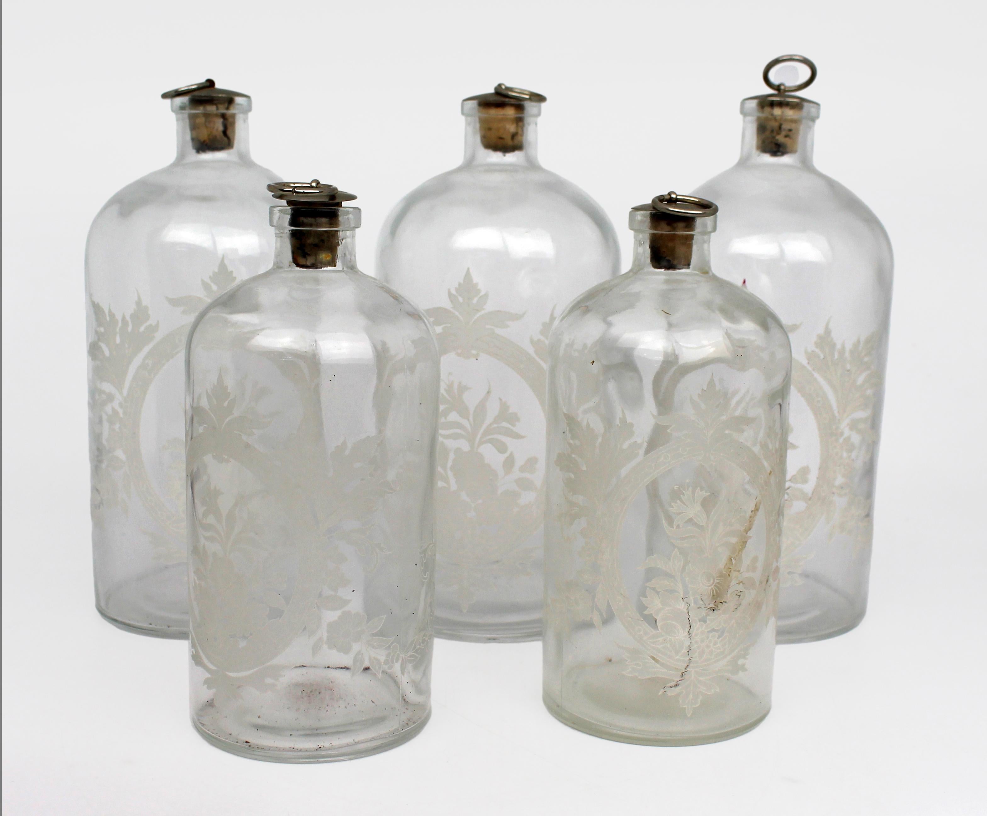 Satz von fünf viktorianischen Apothekerflaschen aus geätztem Glas, um 1880 im Angebot 5