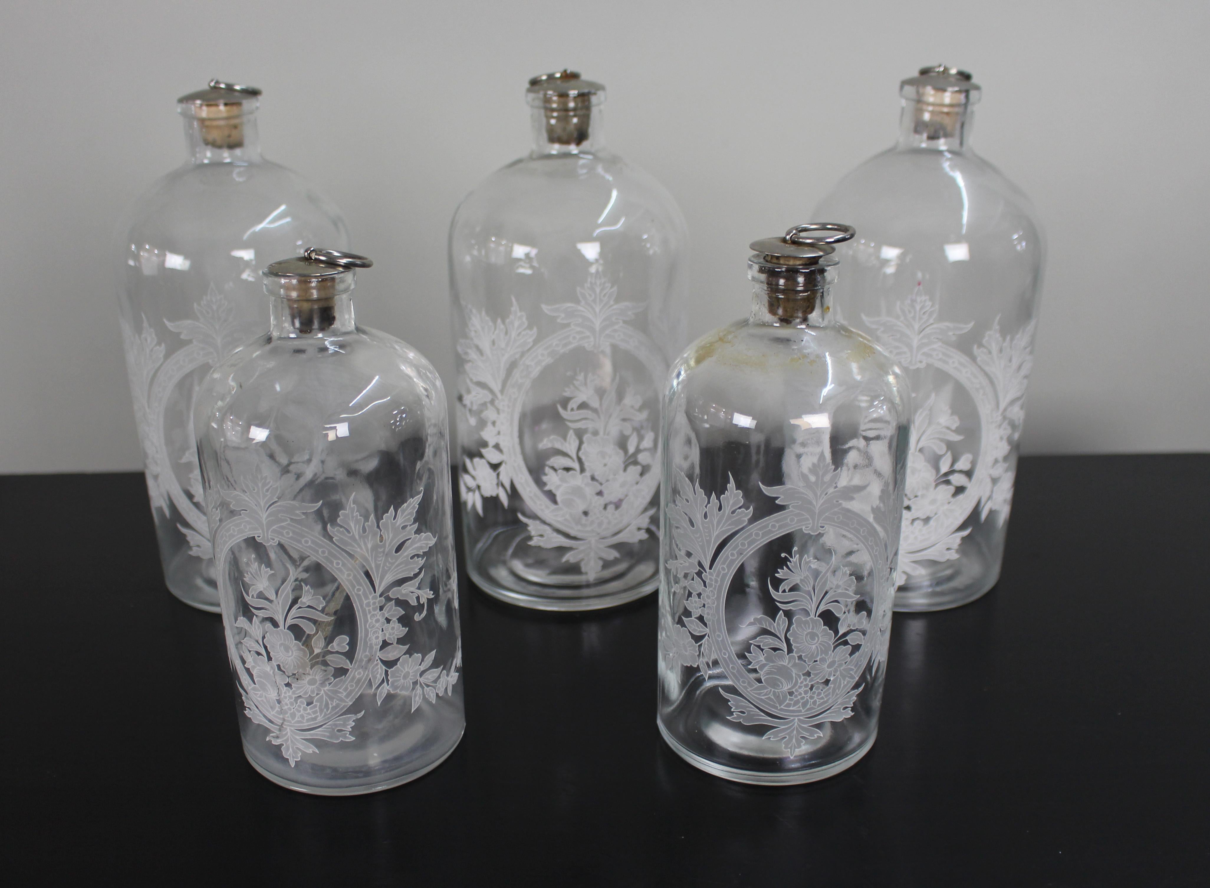 Viktorianische Apotheker- oder Spirituosenflaschen aus geätztem Glas - Fünferpackung, um 1880

Ein dekorativer Satz von fünf Klarglasflaschen aus dem späten 19. Jahrhundert, jede fein säuregeätzt mit einer verschnörkelten Blumen- und Blattkartusche.