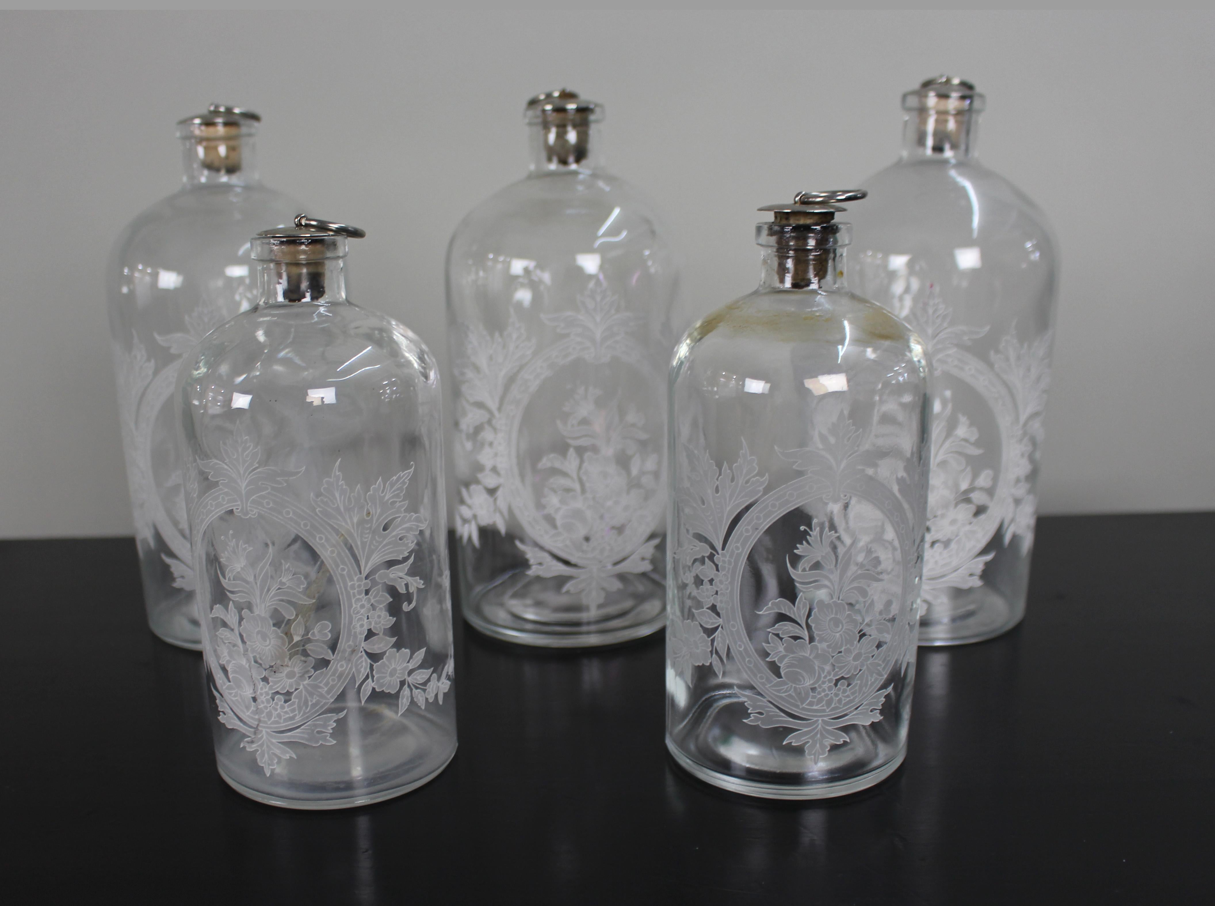 Satz von fünf viktorianischen Apothekerflaschen aus geätztem Glas, um 1880 (Europäisch) im Angebot