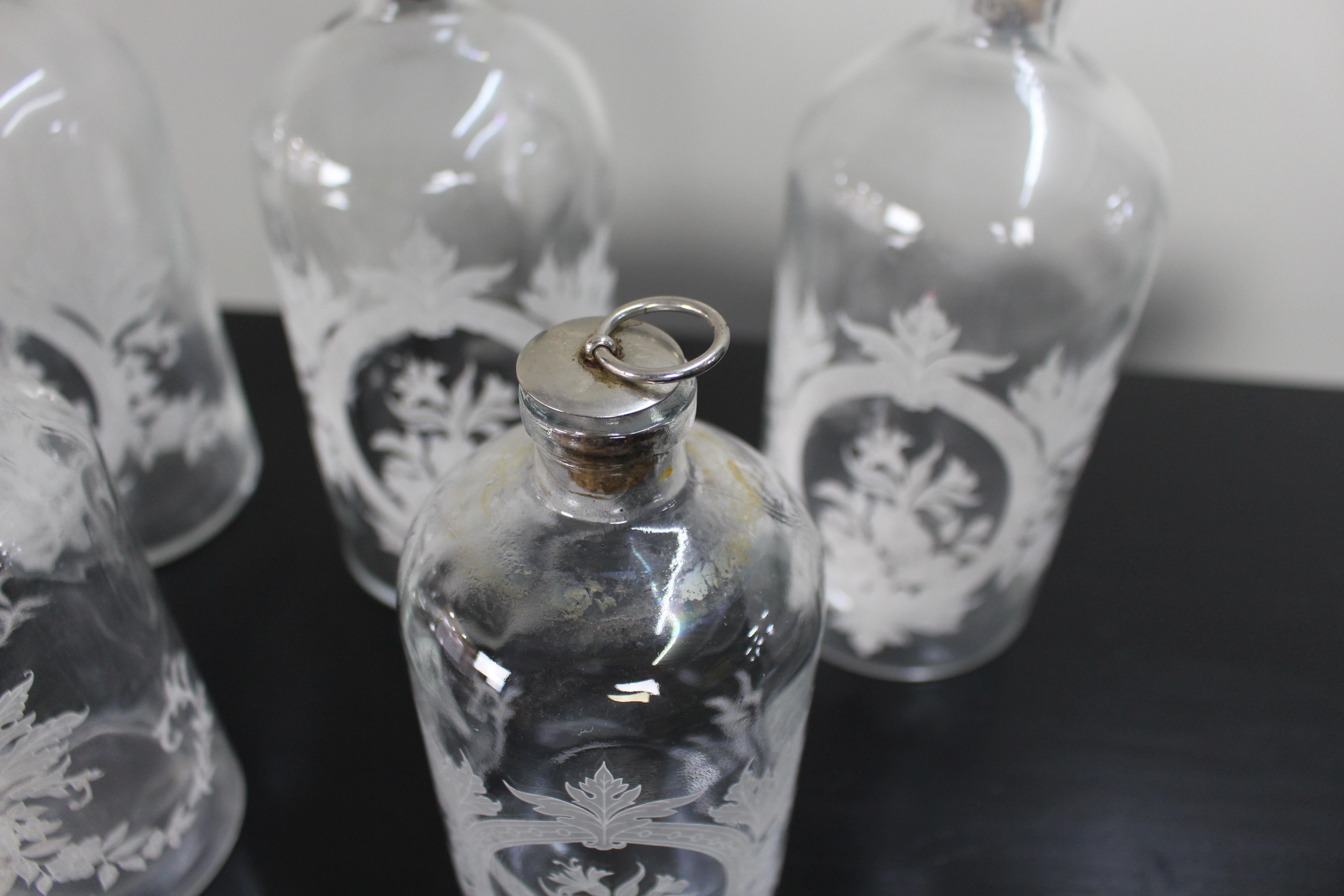 Satz von fünf viktorianischen Apothekerflaschen aus geätztem Glas, um 1880 im Angebot 2