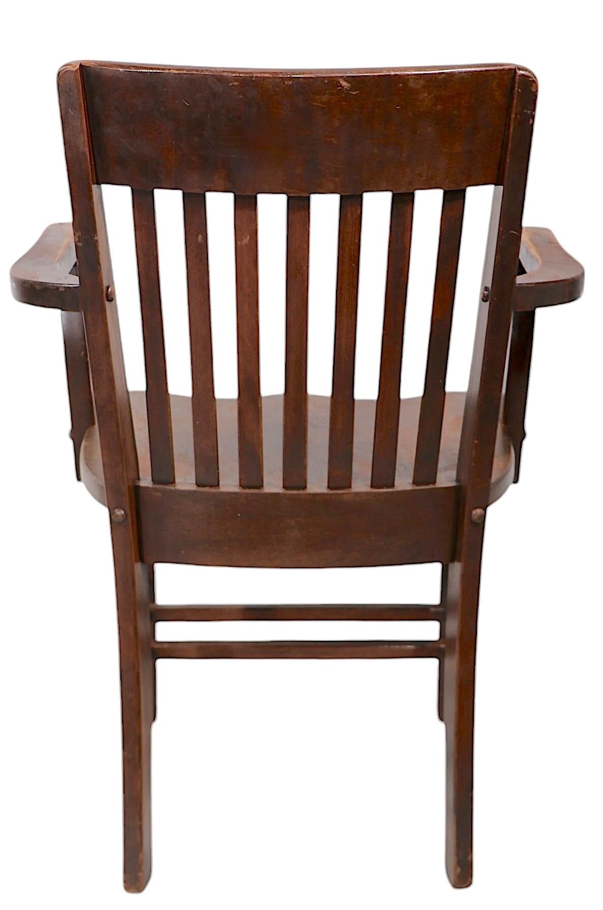 Ensemble de cinq chaises industrielles, Banque d'Angleterre, chaises de juré, construites en chêne massif, attribuées à The Murphy Chair Company vers 1900/1930, non signées.
 Difficile de trouver un  Ensemble assorti de ce style de chaise. Tous les