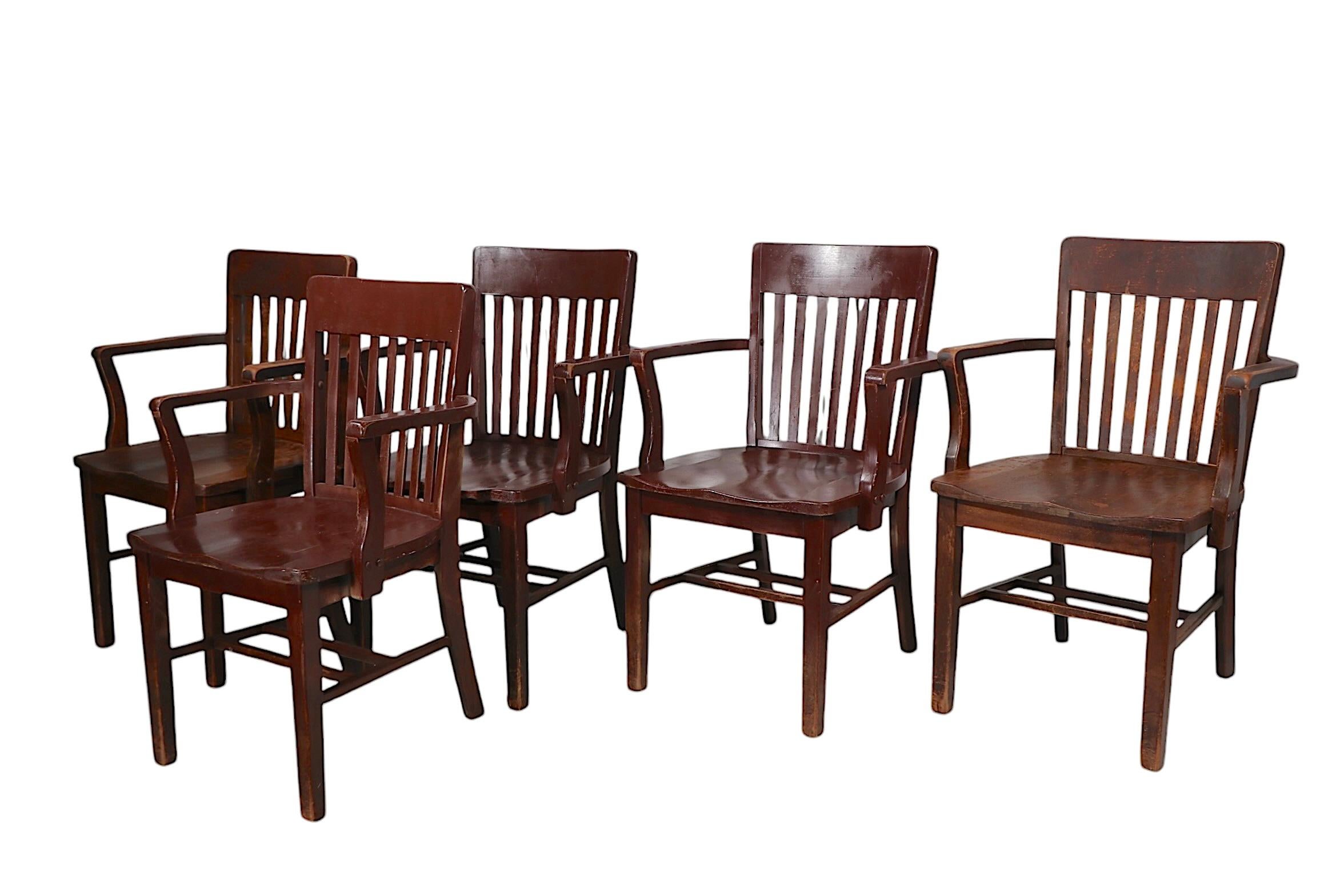 Ensemble de cinq chaises de salle à manger industrielles anciennes de Murphy Chair Co. Bon état à New York, NY