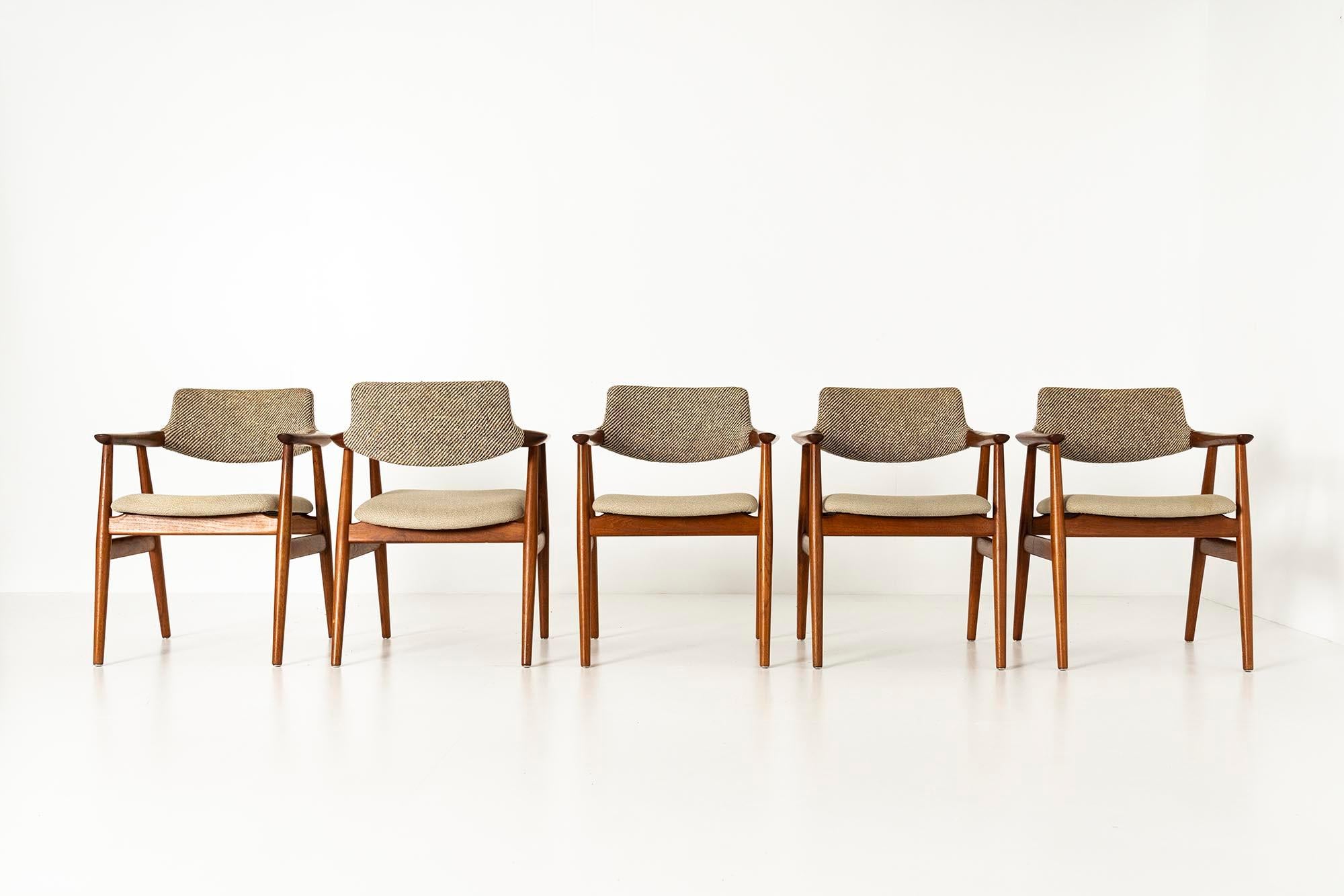 Stunning set of 5 Danish armchairs, model 53, by Erik Kirkegaard for Høng Stolefabrik from the 1950s. Erik Kirkegaard is well known for creating minimalist chairs. Kirkegaard's designs can be characterized by the common use of an A-frame in teak,