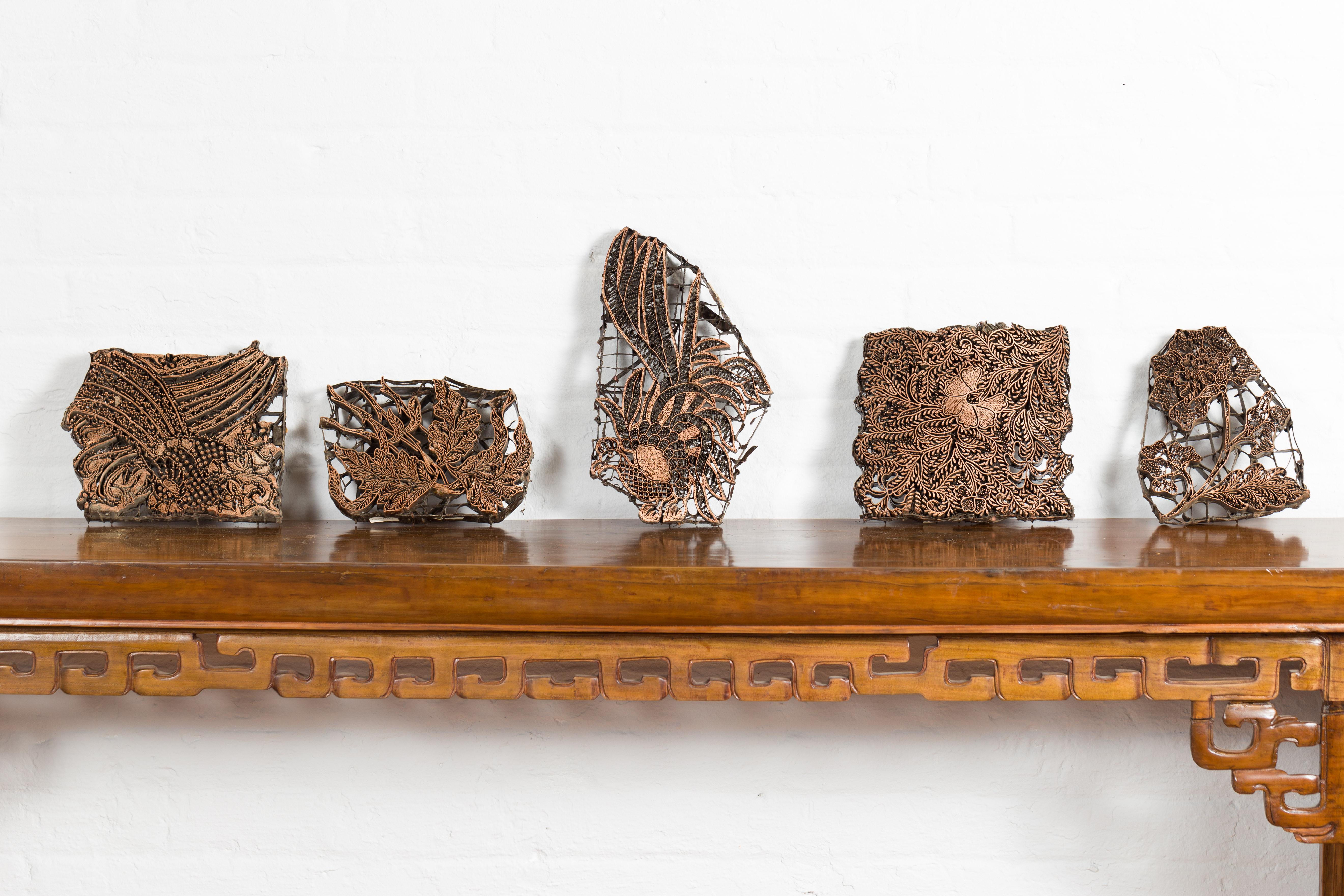 Ein Satz von fünf alten indonesischen Kupfer-Batik-Textildruckblöcken mit Blumenmustern aus der Mitte des 20. Jahrhunderts. Wir verfügen über einen unbegrenzten Vorrat, der pro Satz von fünf Stück berechnet wird. Dieser Satz von fünf Kupferstempeln