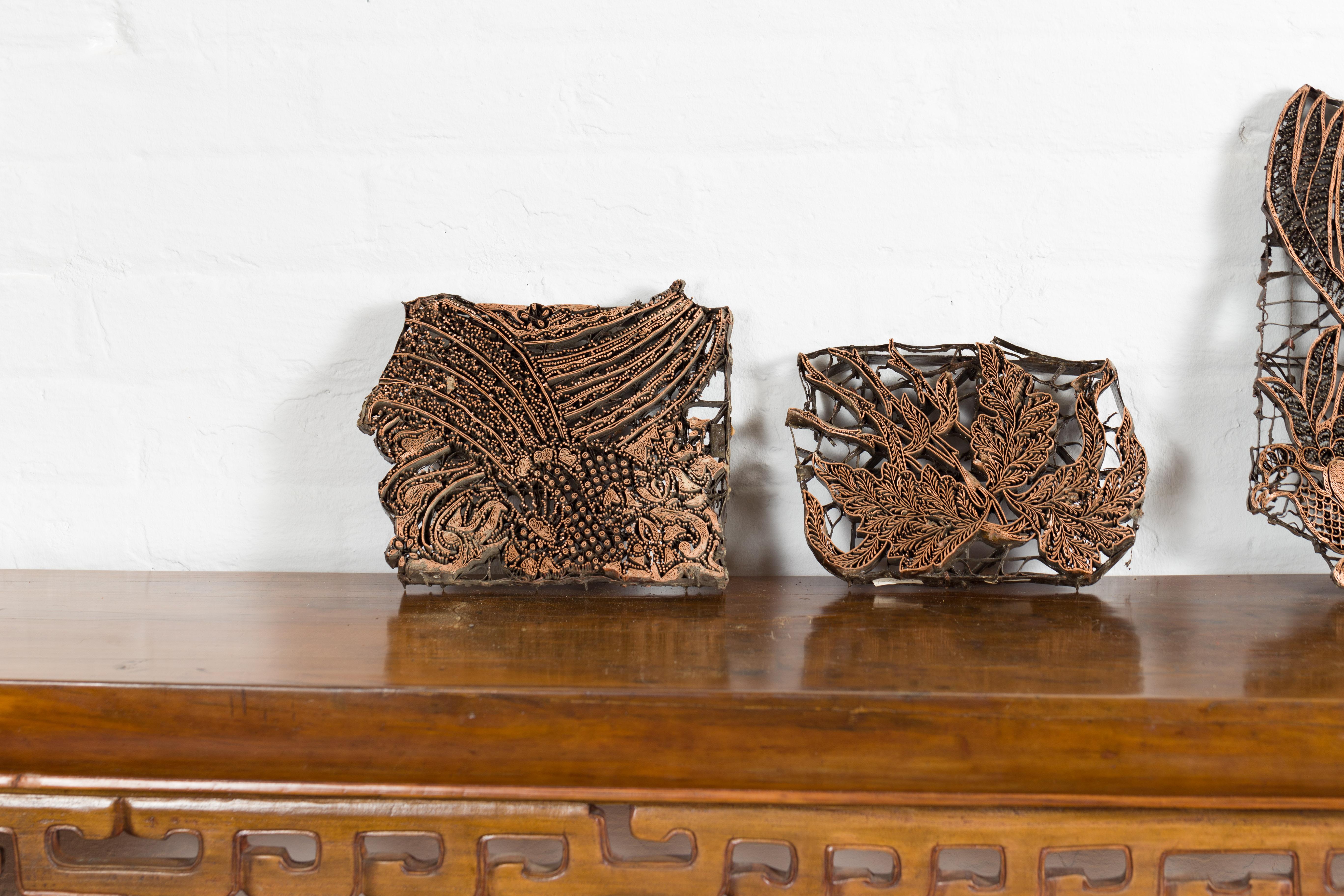 Set von fünf Indonesischen Kupfer-Batik-Textil-Blumendruckblöcken mit Blumenmuster im Vintage-Stil im Zustand „Gut“ im Angebot in Yonkers, NY