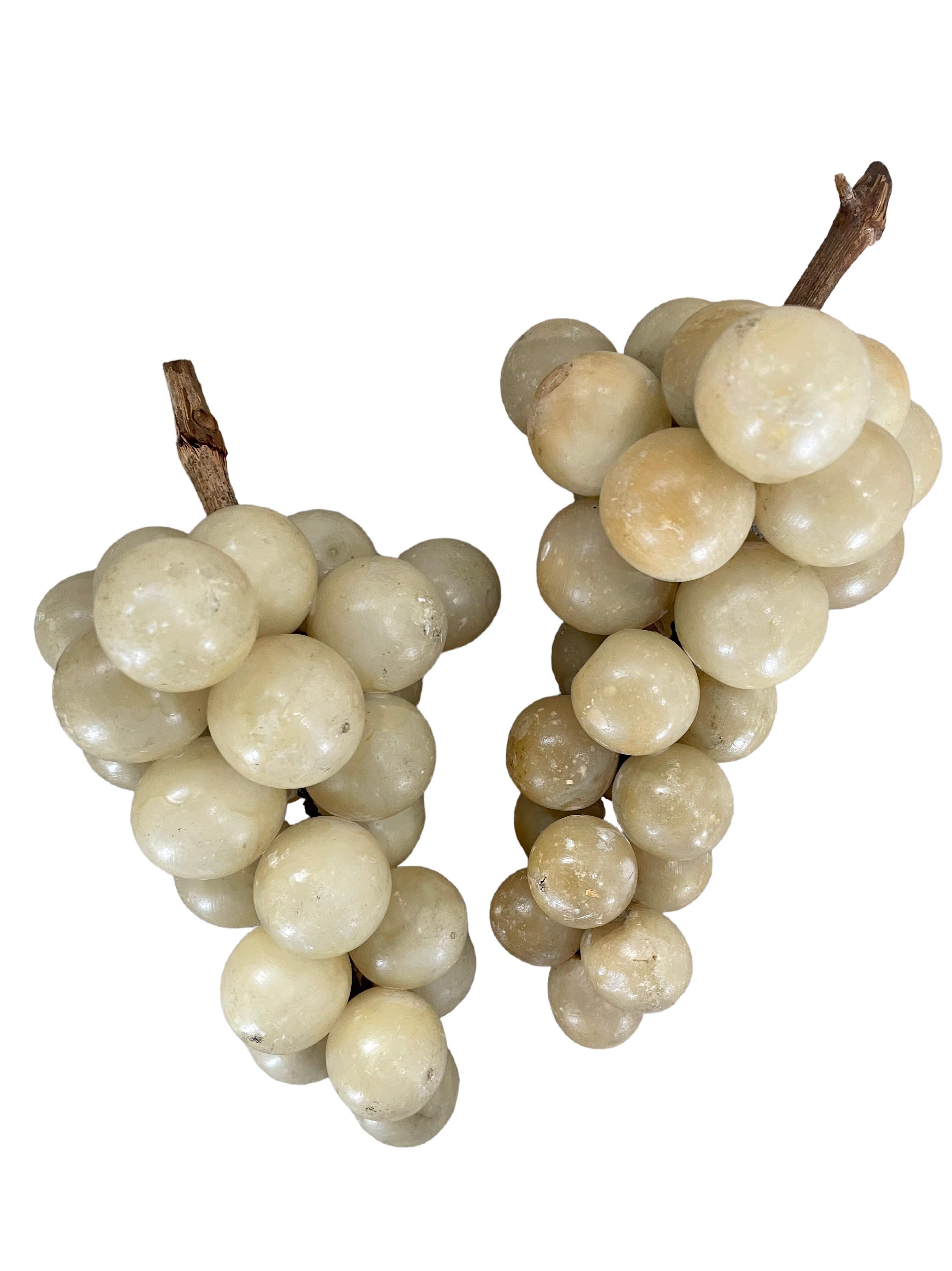 Mid-Century Modern Ensemble de cinq grappes de raisins italiennes vintage en albâtre avec tiges en bois en vente