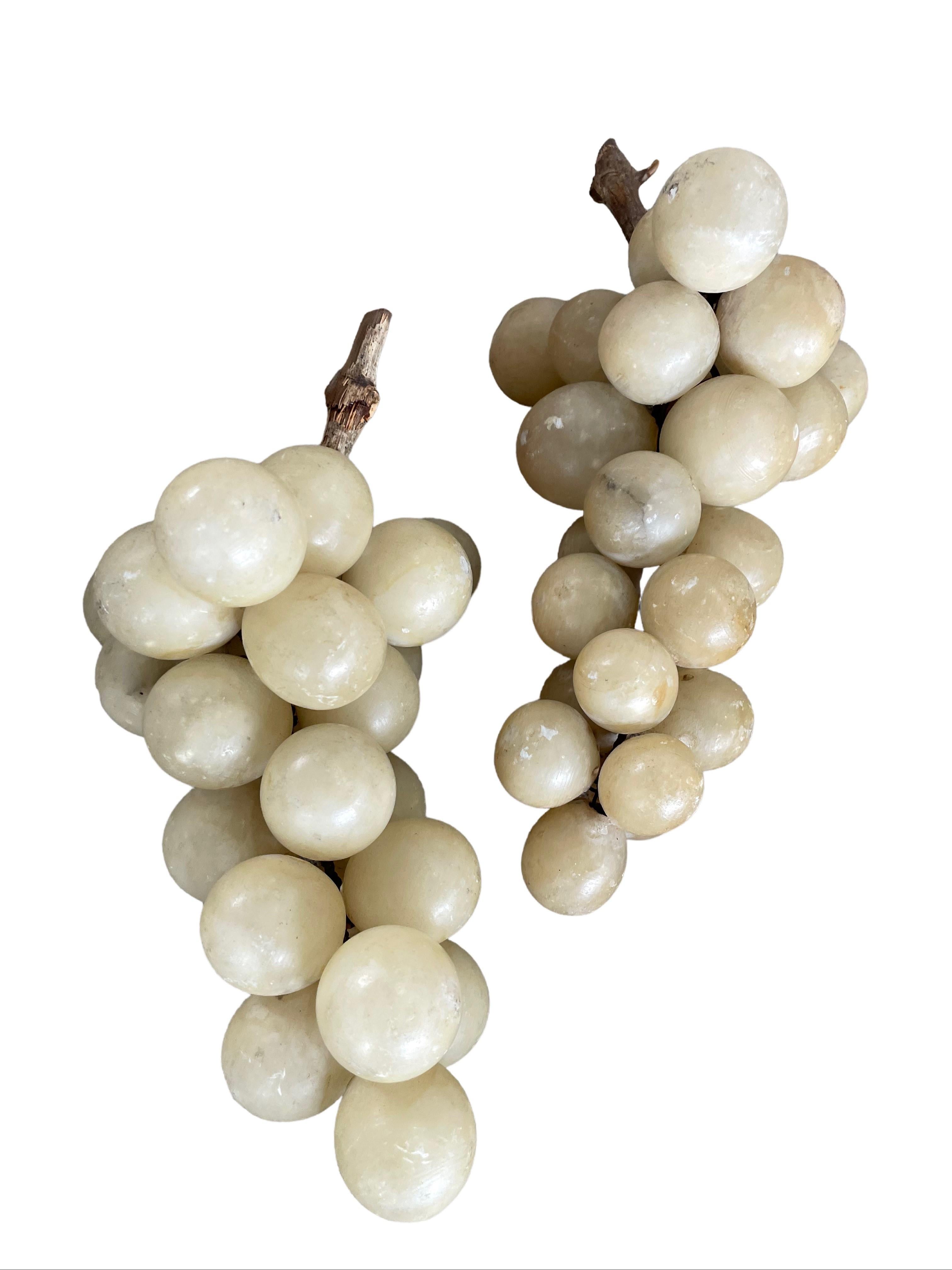 Ensemble de cinq grappes de raisins italiennes vintage en albâtre avec tiges en bois Bon état - En vente à West Palm Beach, FL