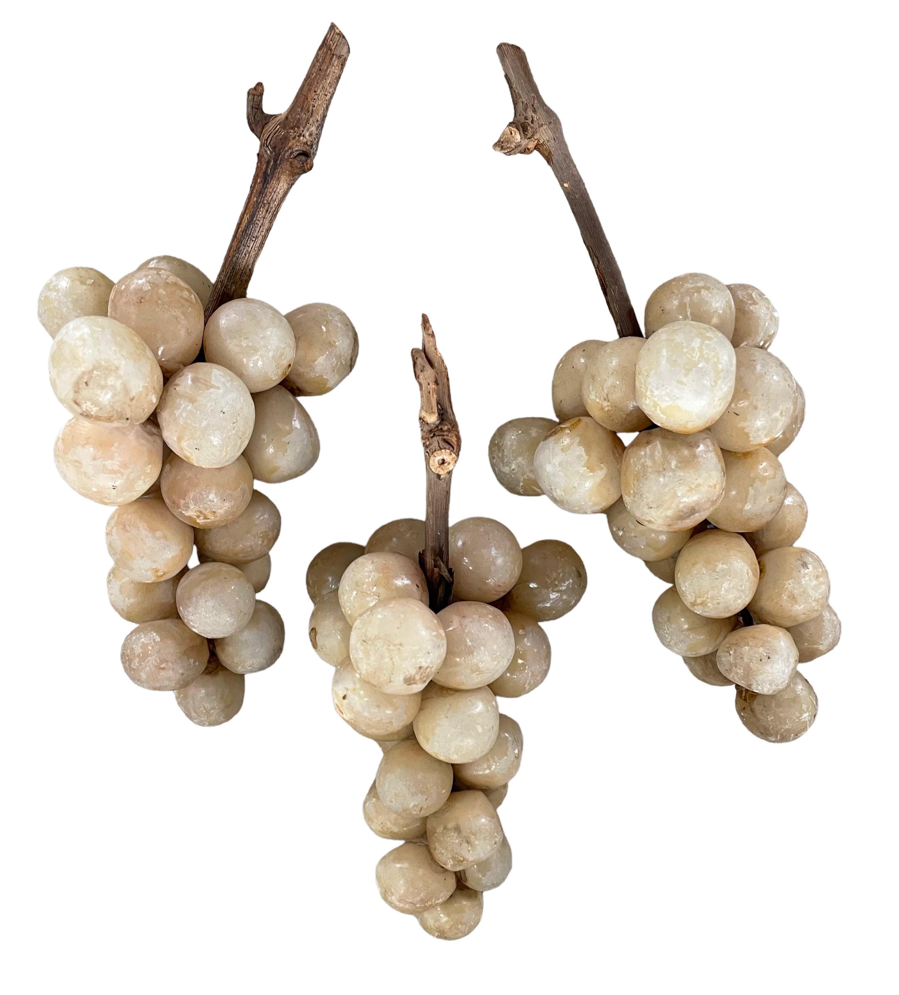 20ième siècle Ensemble de cinq grappes de raisins italiennes vintage en albâtre avec tiges en bois en vente