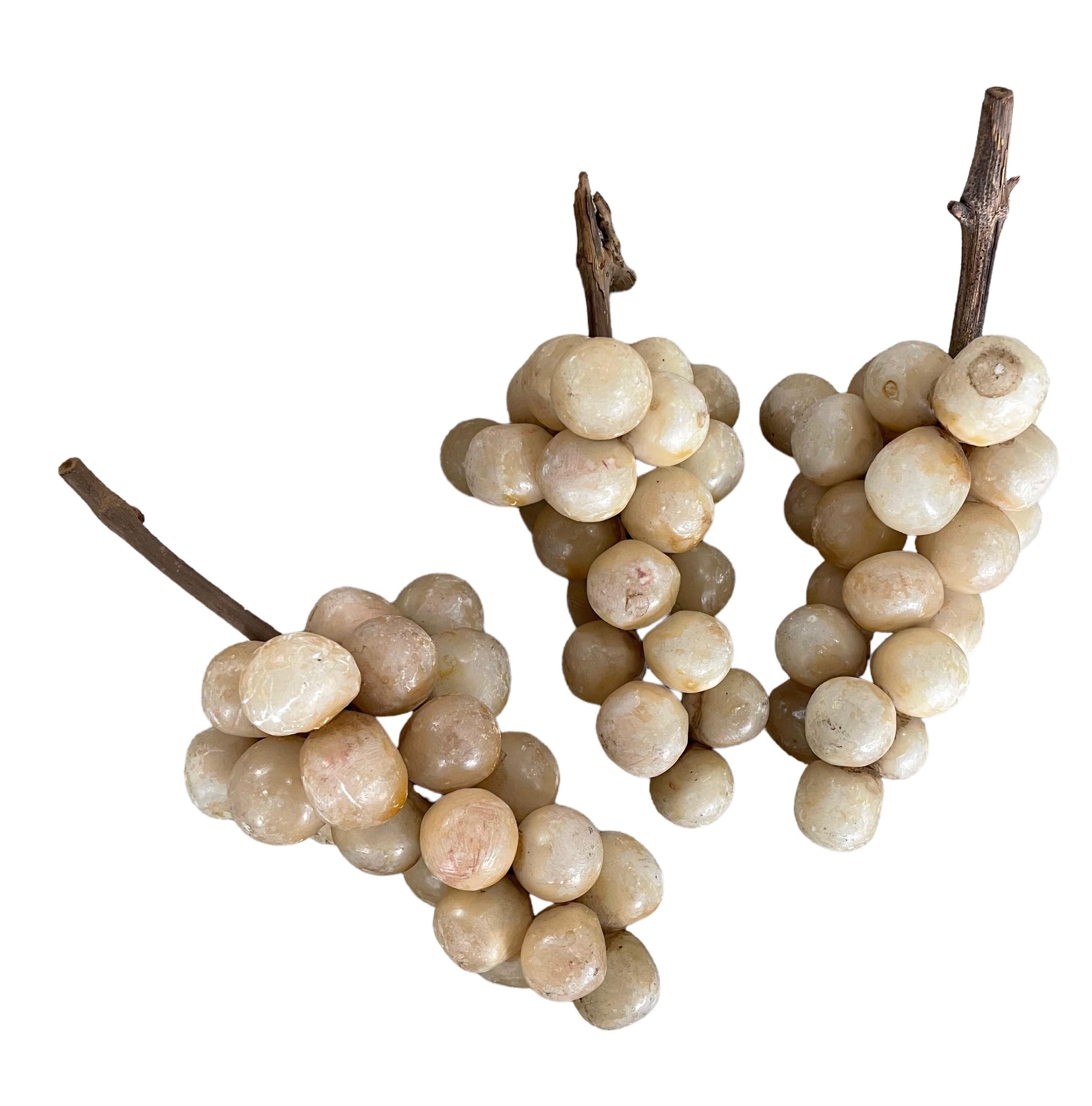 Albâtre Ensemble de cinq grappes de raisins italiennes vintage en albâtre avec tiges en bois en vente