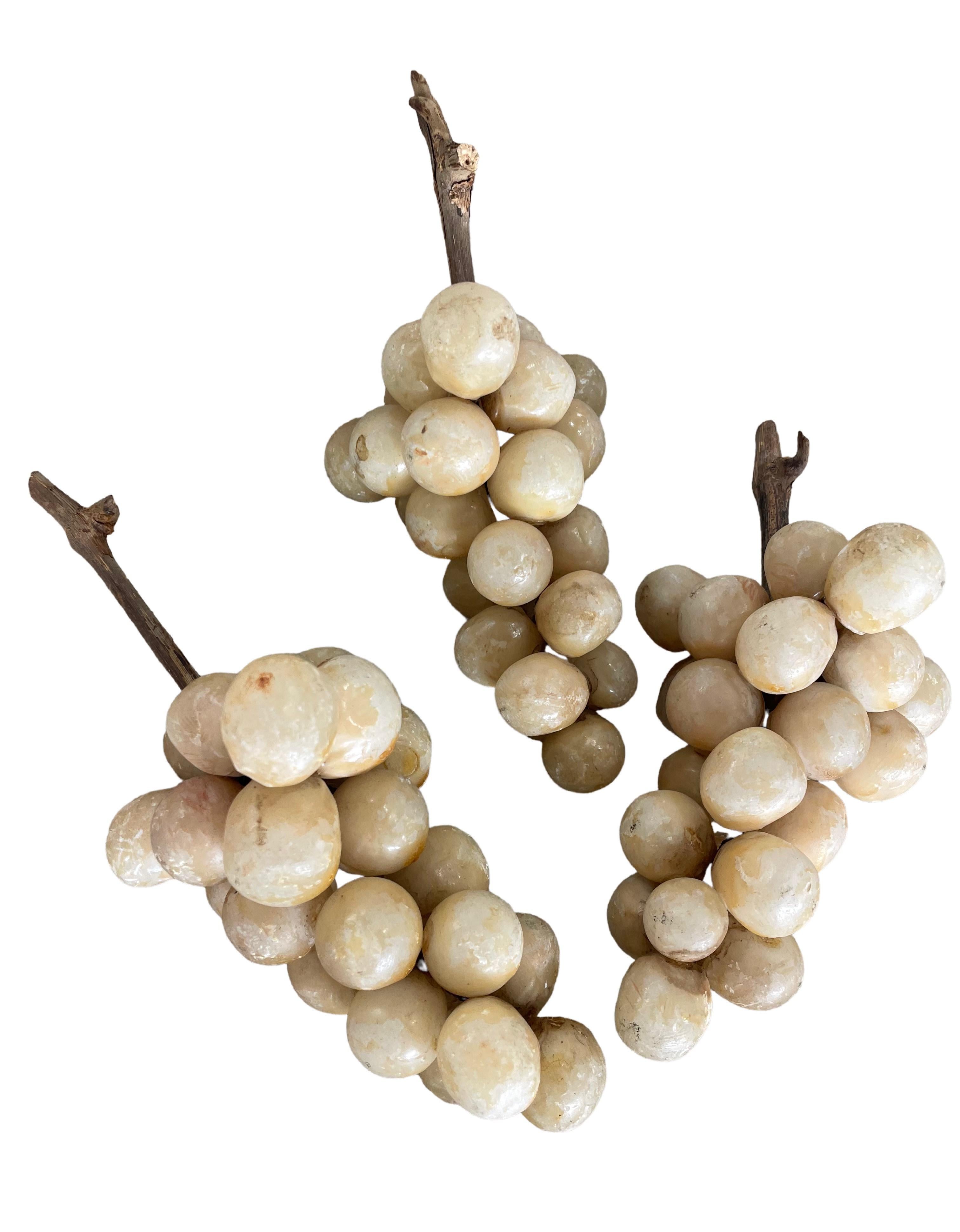 Ensemble de cinq grappes de raisins italiennes vintage en albâtre avec tiges en bois en vente 1