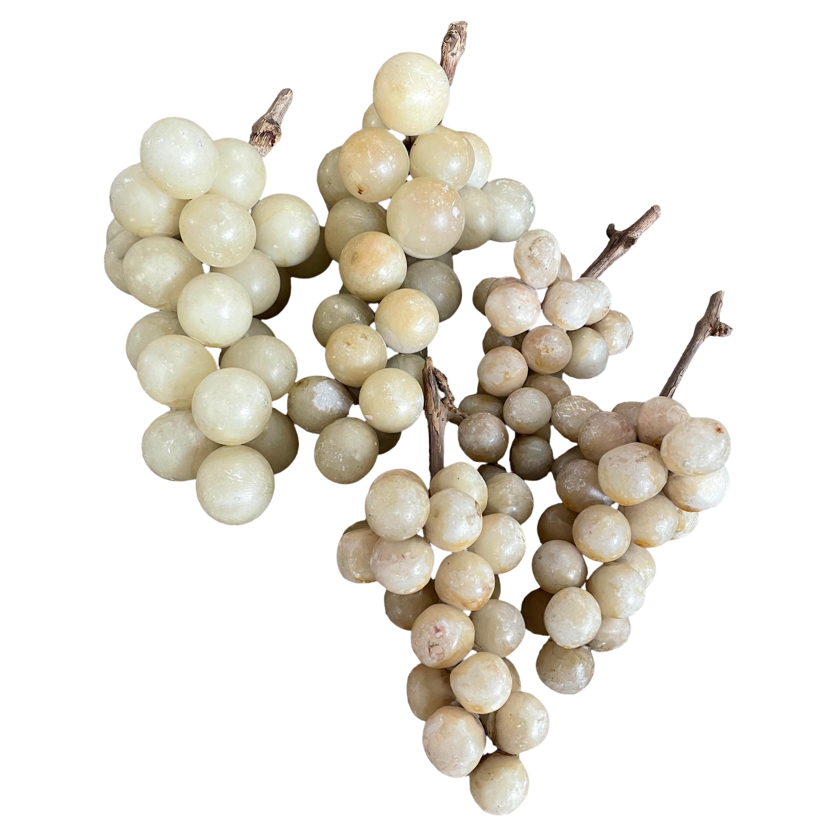 Ensemble de cinq grappes de raisins italiennes vintage en albâtre avec tiges en bois