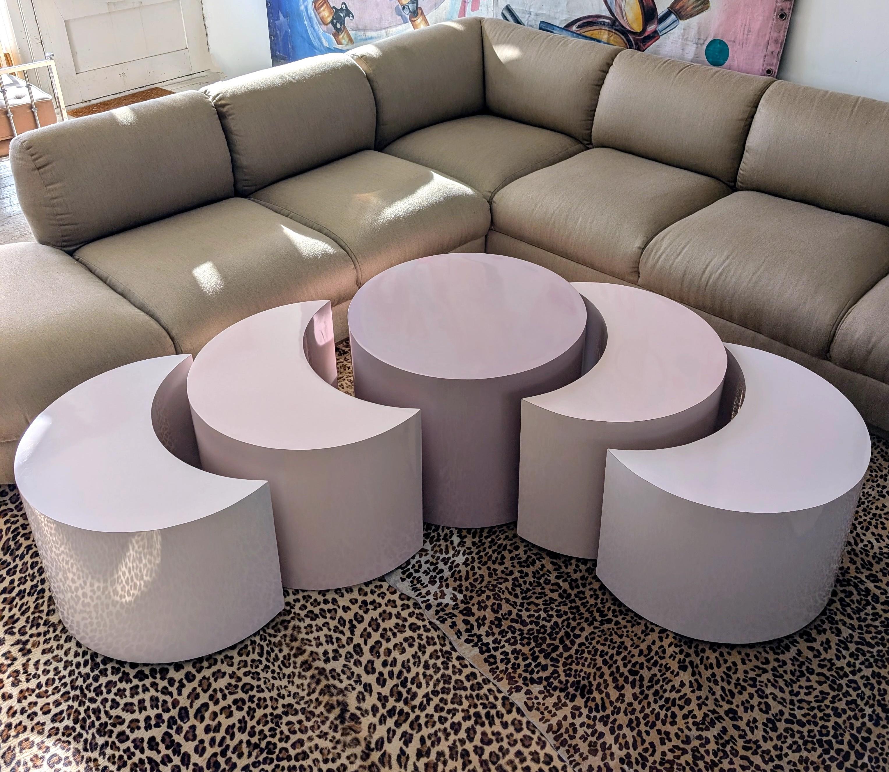 Satz von fünf rosafarbenen, modularen postmodernen Couchtischen aus Laminat, USA, 1980er Jahre. In drei perfekten Rosatönen gibt es 4 halbmondförmige Tische und 1 runden. Der runde Tisch ist auf Rollen gelagert. Sie lassen sich in verschiedenen