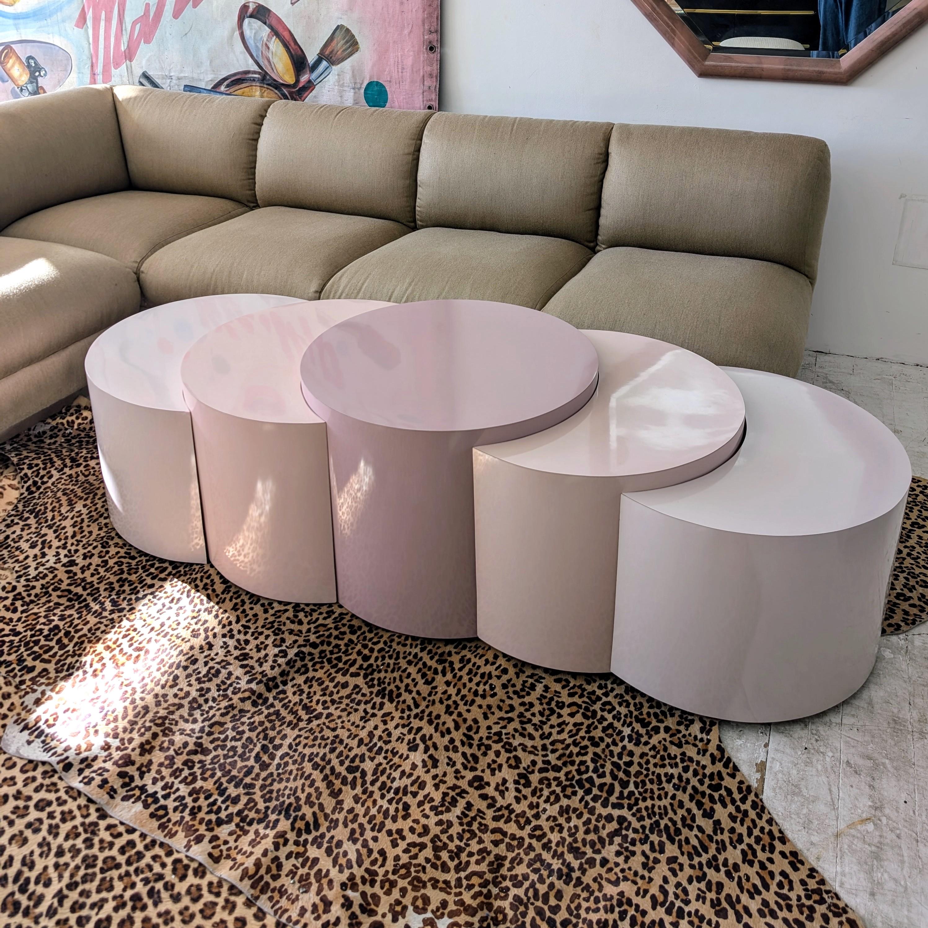 Set von fünf modularen Vintage-Couchtischen aus rosa Laminat im Postmodern-Stil, USA, 1980er Jahre (Postmoderne) im Angebot