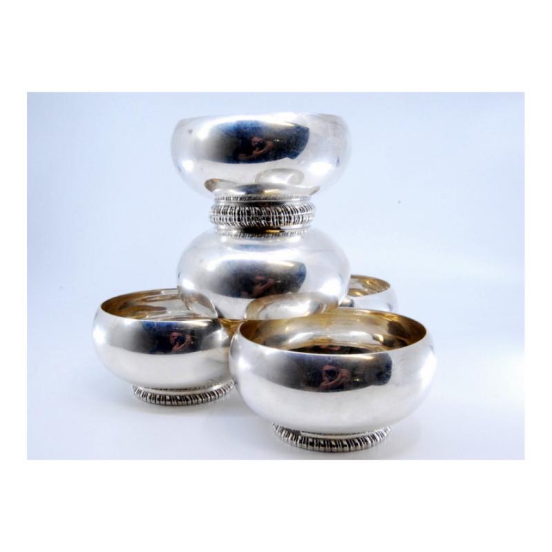 Description: Set of five washbasins in smooth silver with beaded bases. Metal: Silver. Origin: Portuguese. Brand: Standing Eagle - I Title. Weight: 739.92 grams (Set of five washbasins). Dimensions: 9x5cm. Content: 916/1000. Assay Mark: Yes, between