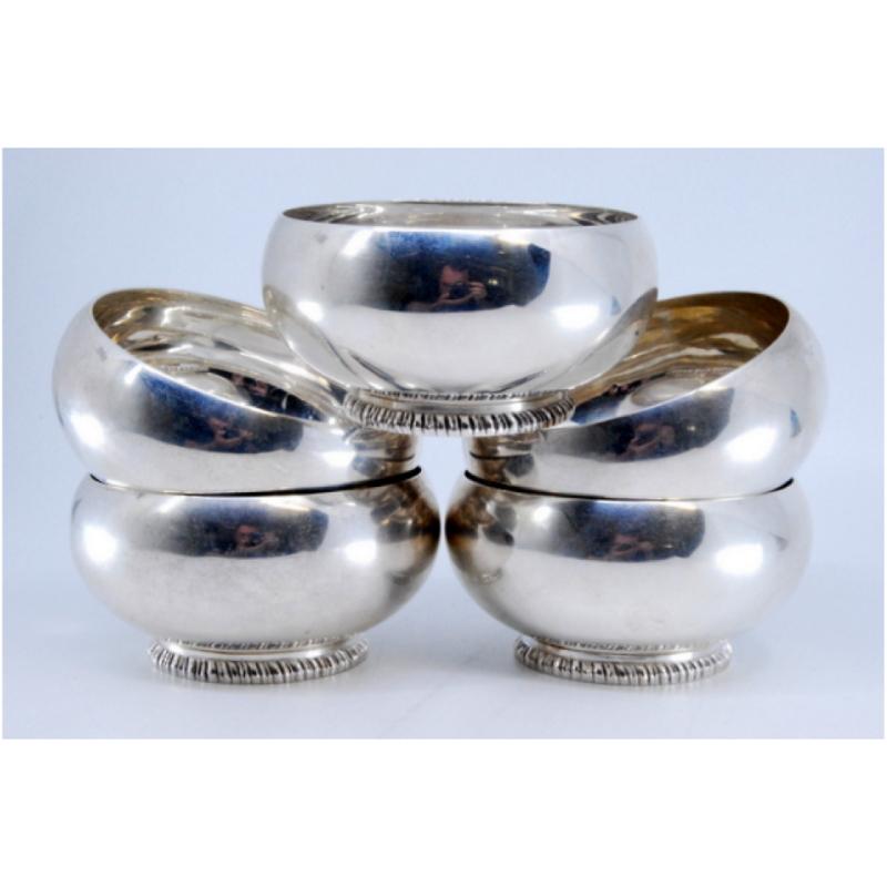 20th Century Set of five washbasins in smooth silver with beaded bases For Sale