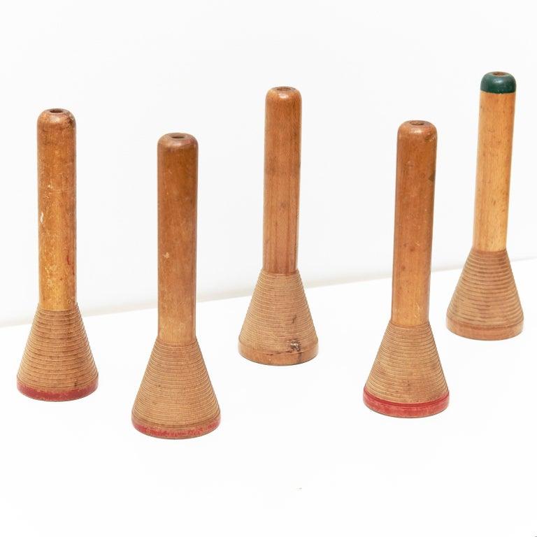 Bois Ensemble de cinq sculptures en bois, vers 1950 en vente