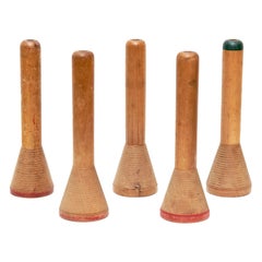Ensemble de cinq sculptures en bois, vers 1950