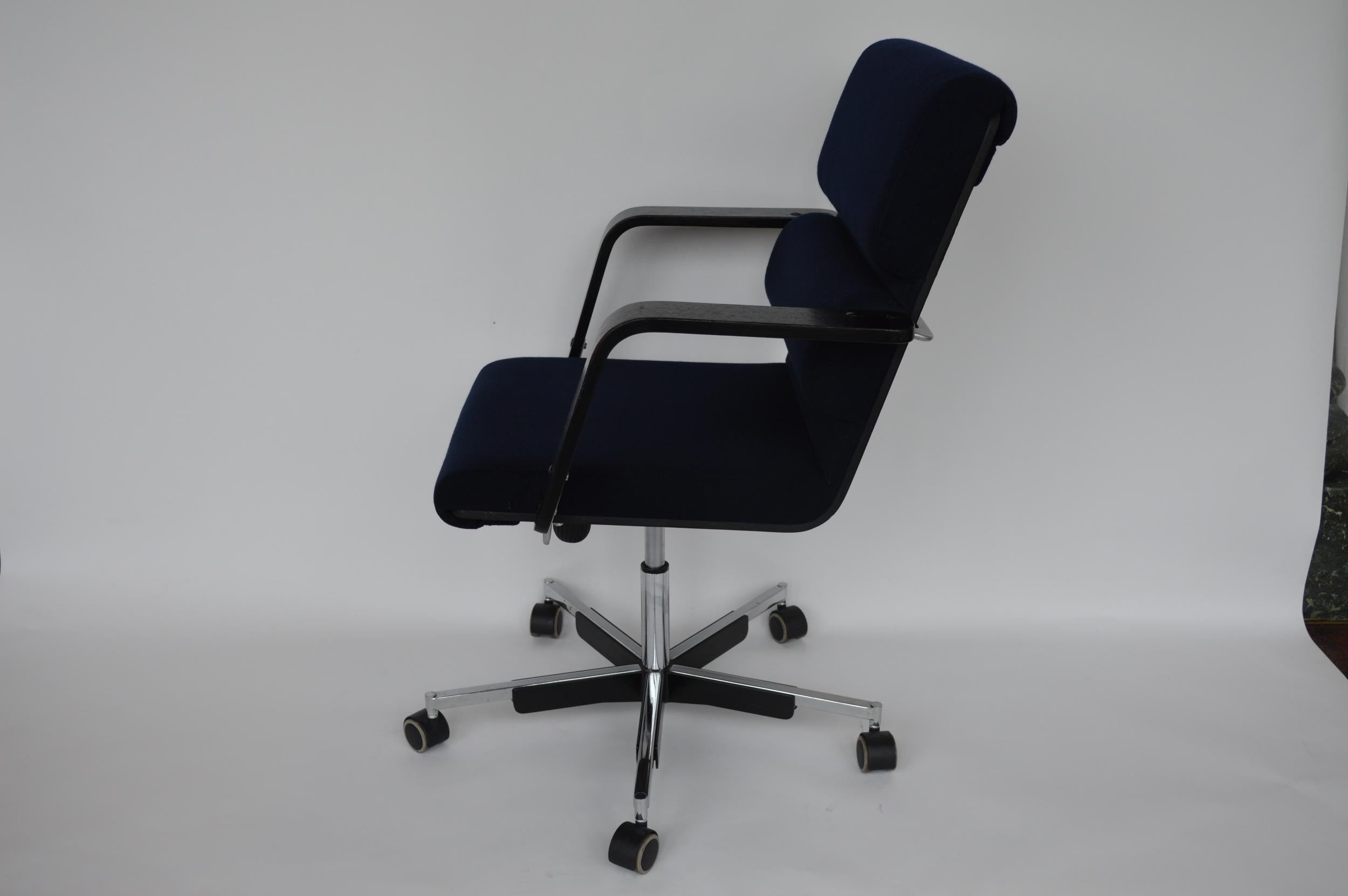 Set of Five Yrjo Kukkapuro for Avarte Office Chairs In Good Condition In Los Angeles, CA