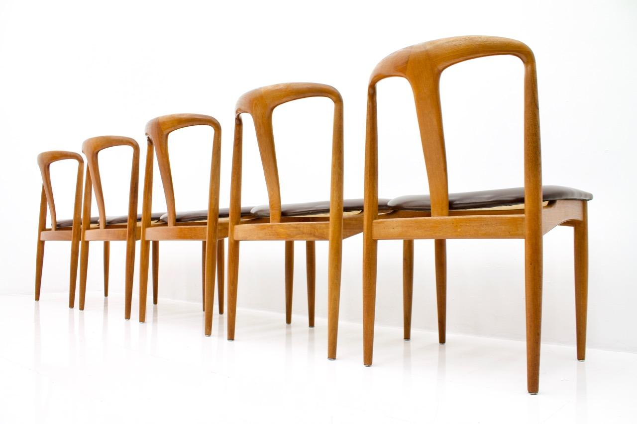 Set of Five Teak Dining Chairs Juliane by Johannes Andersen Denmark For Sale 3