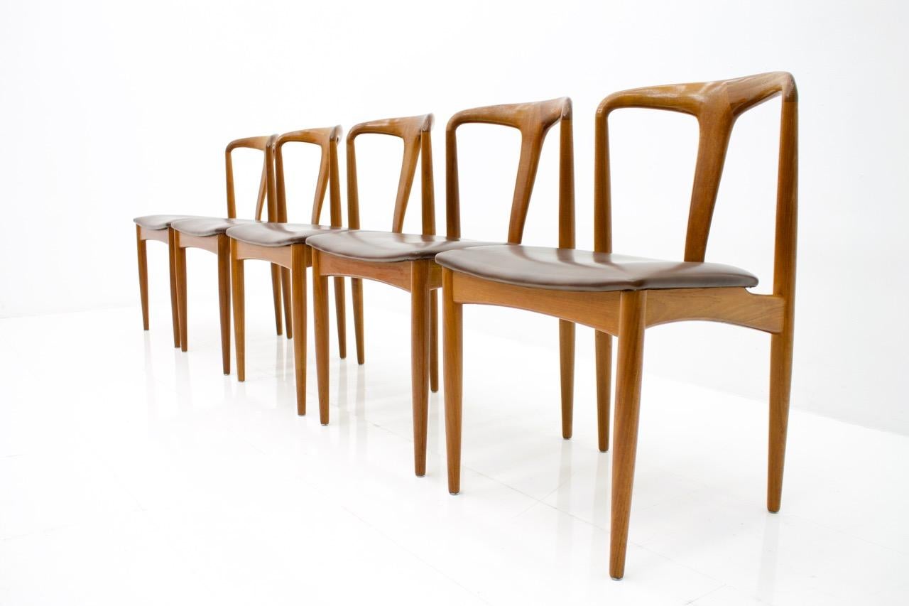Set of 5 teak wood chairs 