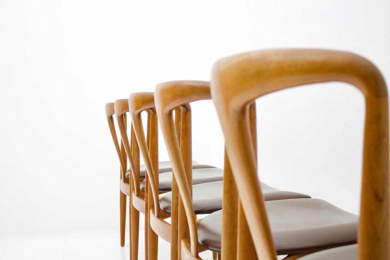 Set of Five Teak Dining Chairs Juliane by Johannes Andersen Denmark im Angebot 1