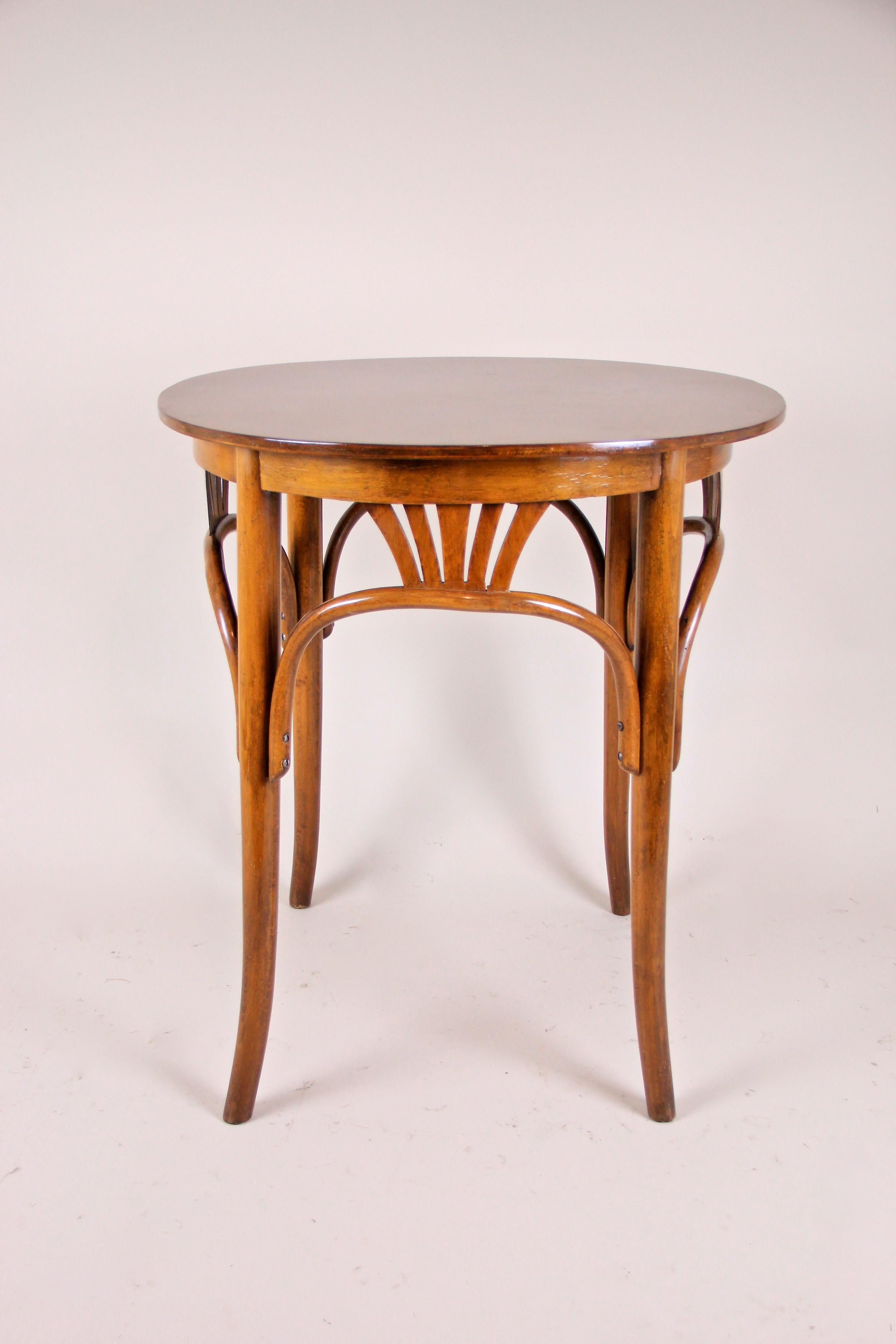 Set of Fledermaus Chairs by J. Hoffmann & Thonet Coffee Table, Austria, ca. 1907 8