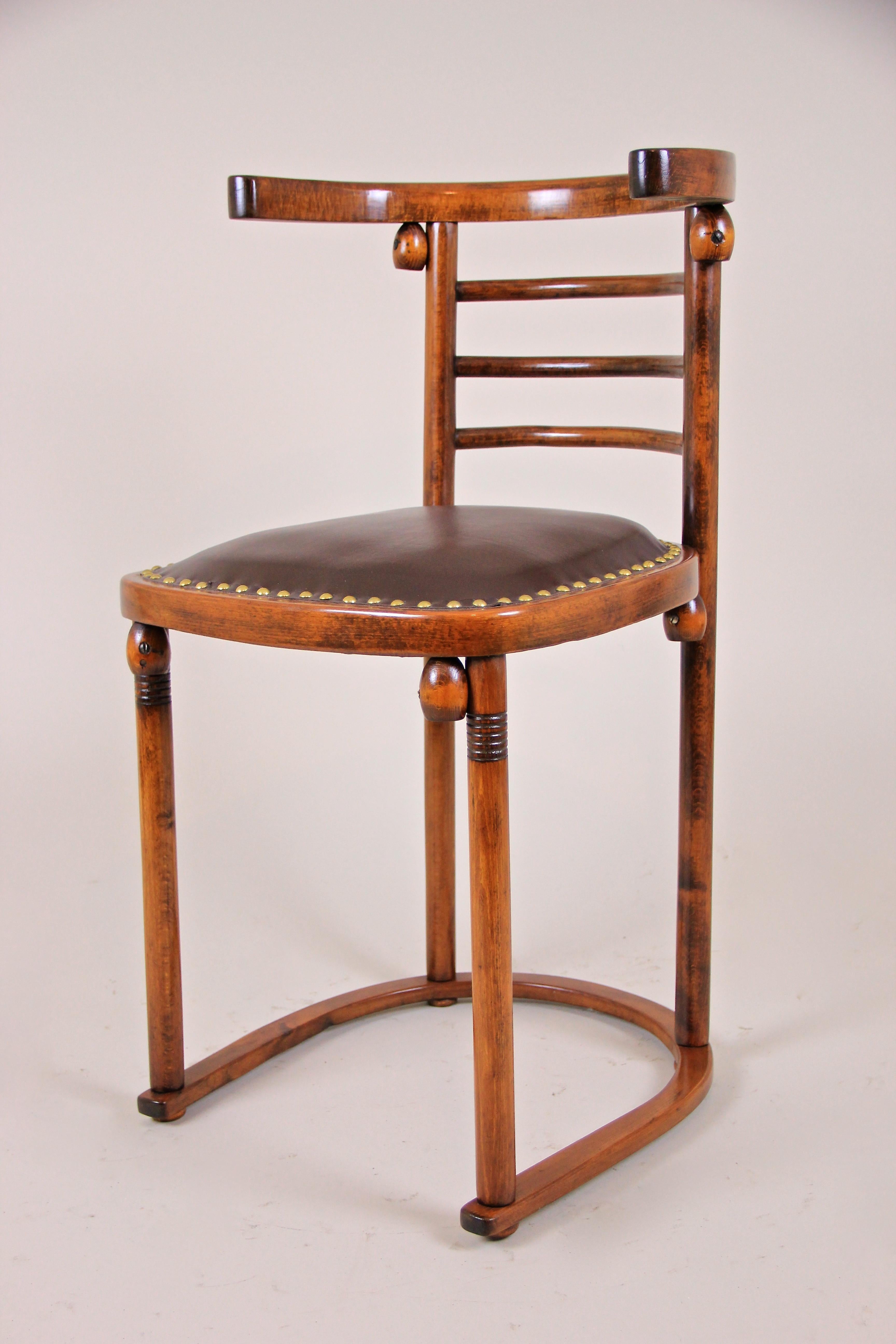 Beech Set of Fledermaus Chairs by J. Hoffmann & Thonet Coffee Table, Austria, ca. 1907