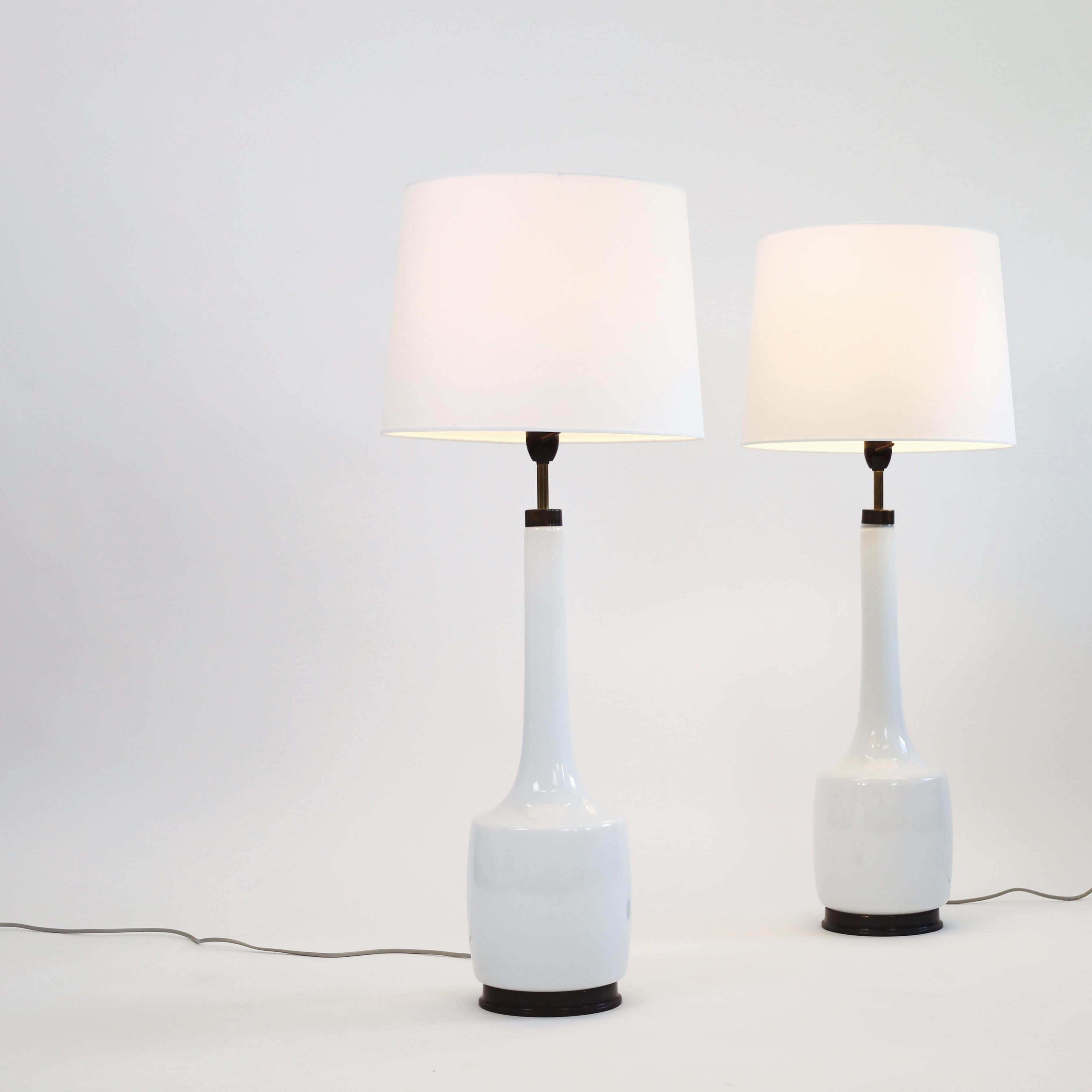 Satz großer Lampen aus weißem Opalglas, entworfen von Svend Aage Holm Sørensen in den 1960er Jahren. Beeindruckende Kulisse für ein schönes Haus. 

* Ein Paar (2) große weiße Opalglas-Tischlampen / kleine Stehlampen mit Messingfuß und -hals und