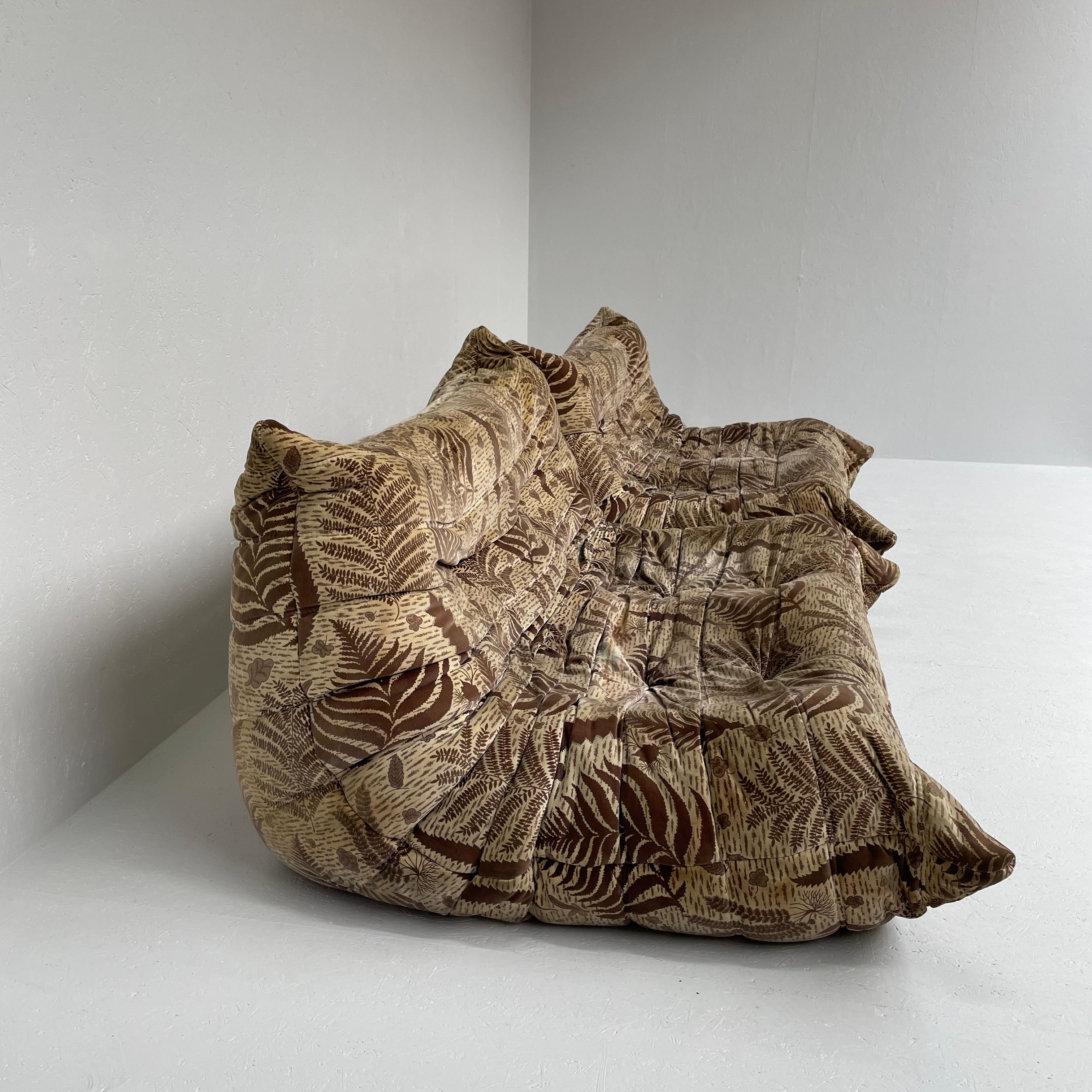 Set of Floral 2 Seater Togo by Michel Ducaroy for Ligne Roset in Original Fabric In Distressed Condition In Antwerpen, BE