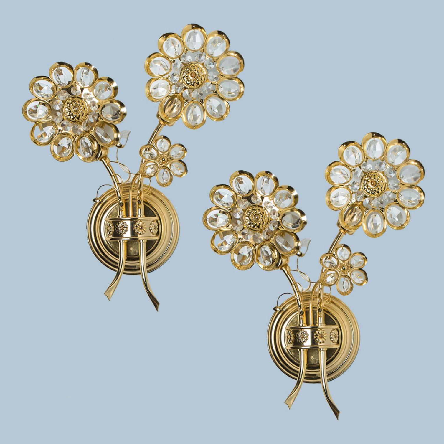 Superbe ensemble d'appliques murales en cristal et en vermeil de Palwa, Allemagne. Fabriqué vers 1965-1975.
Cette luxueuse applique murale présente des cristaux magnifiquement taillés sous la forme de trois fleurs et de pétales posés sur un cadre en