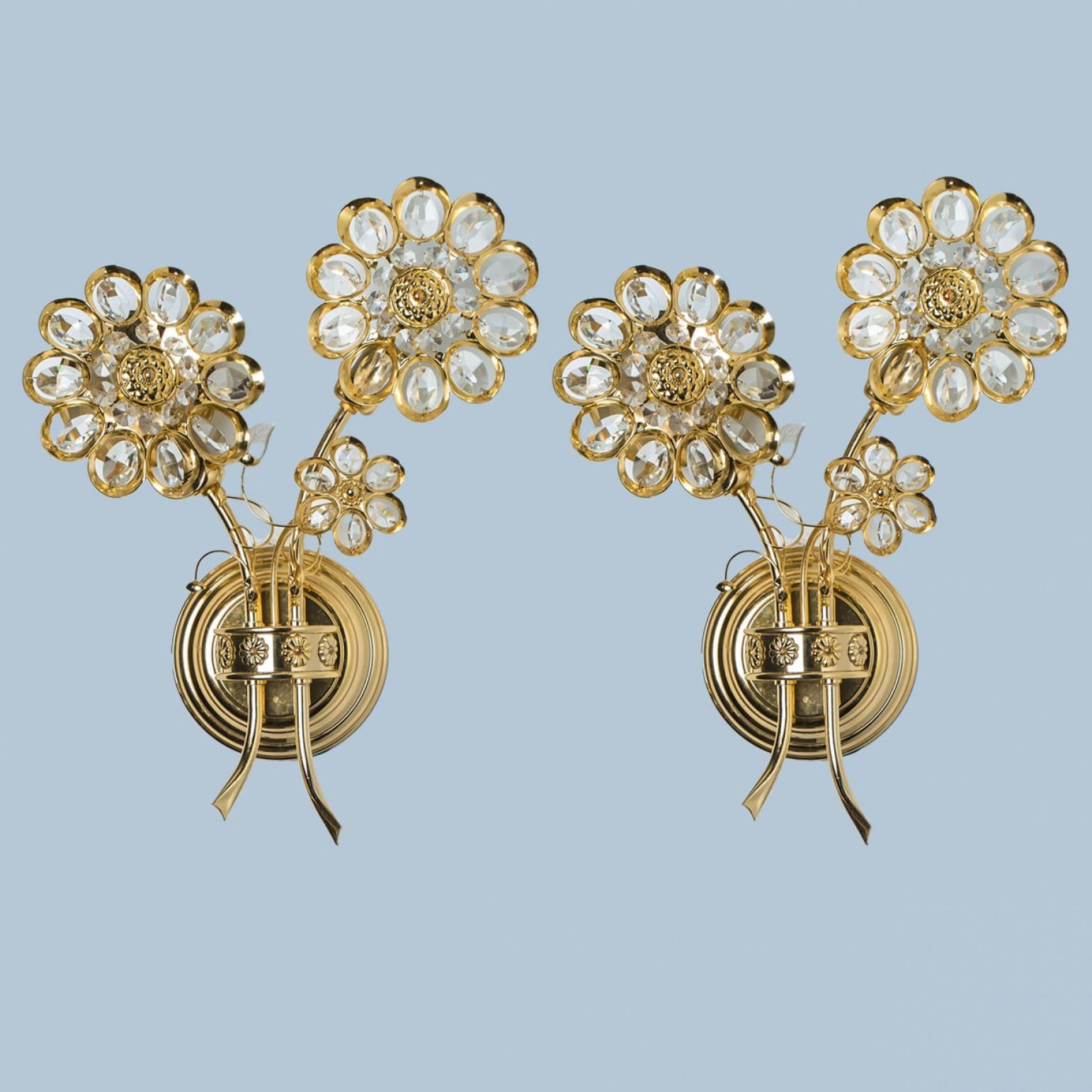 Hollywood Regency Ensemble d'appliques murales en cristal de fleur et laiton par Palwa, années 1960, Allemagne en vente