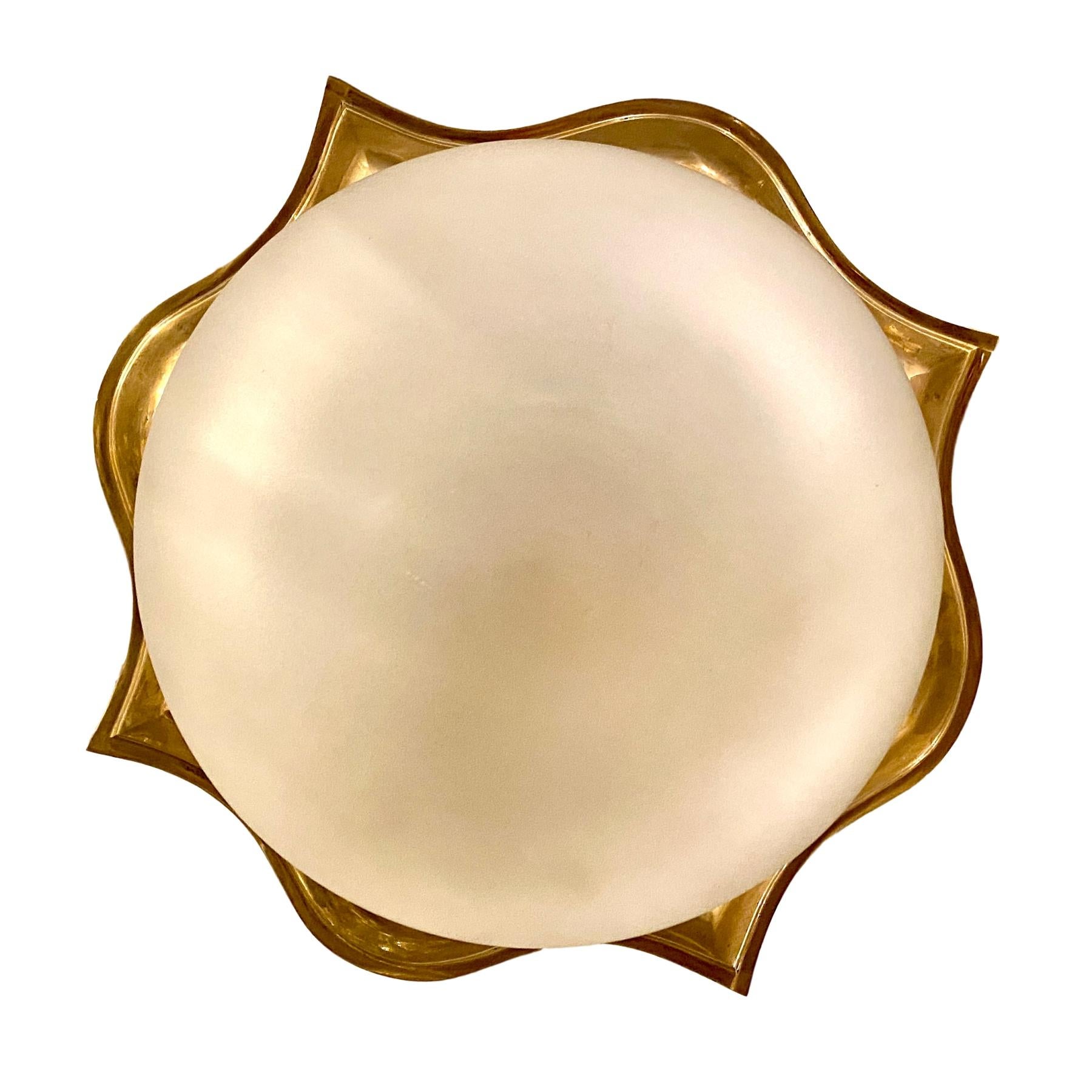 Un ensemble de treize luminaires encastrés en bronze coulé de style néoclassique italien des années 1940 avec un insert en verre dépoli et une seule lumière intérieure. Vendu à l'unité.

Mesures :
Diamètre 13