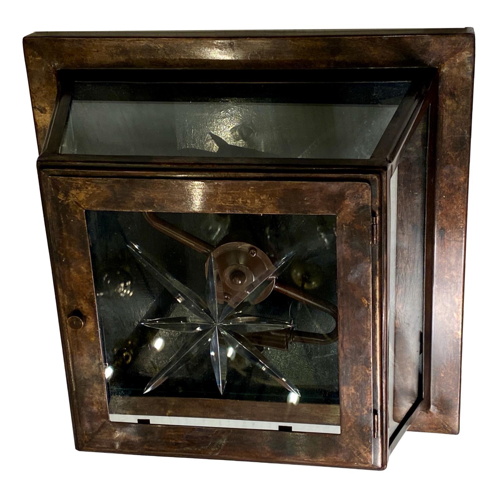 Un ensemble de quatre luminaires italiens en bronze patiné datant des années 1950, avec des inserts en verre gravé. Vendu à l'unité.

Mesures :
Longueur/largeur : 14