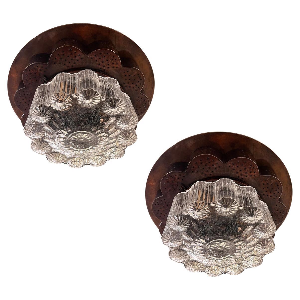 Ensemble de huit luminaires encastrés en bronze percé d'origine italienne, datant des années 1940, avec trois lumières intérieures. Vendu à l'unité.

Mesures :
Diamètre : 12.5