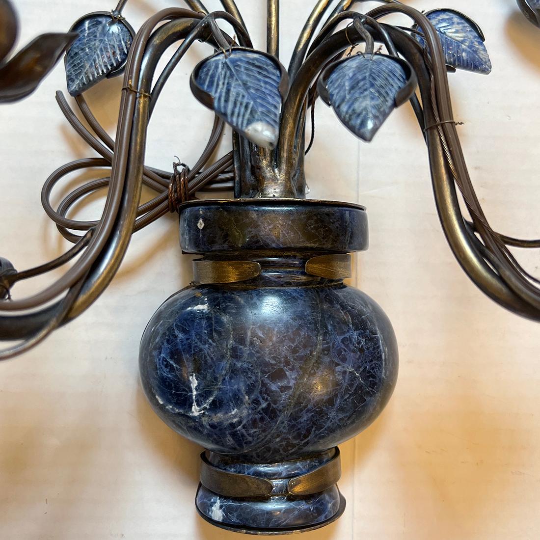Ensemble d'appliques en lapis à motif de feuillage. Vendu par paire. en vente 1