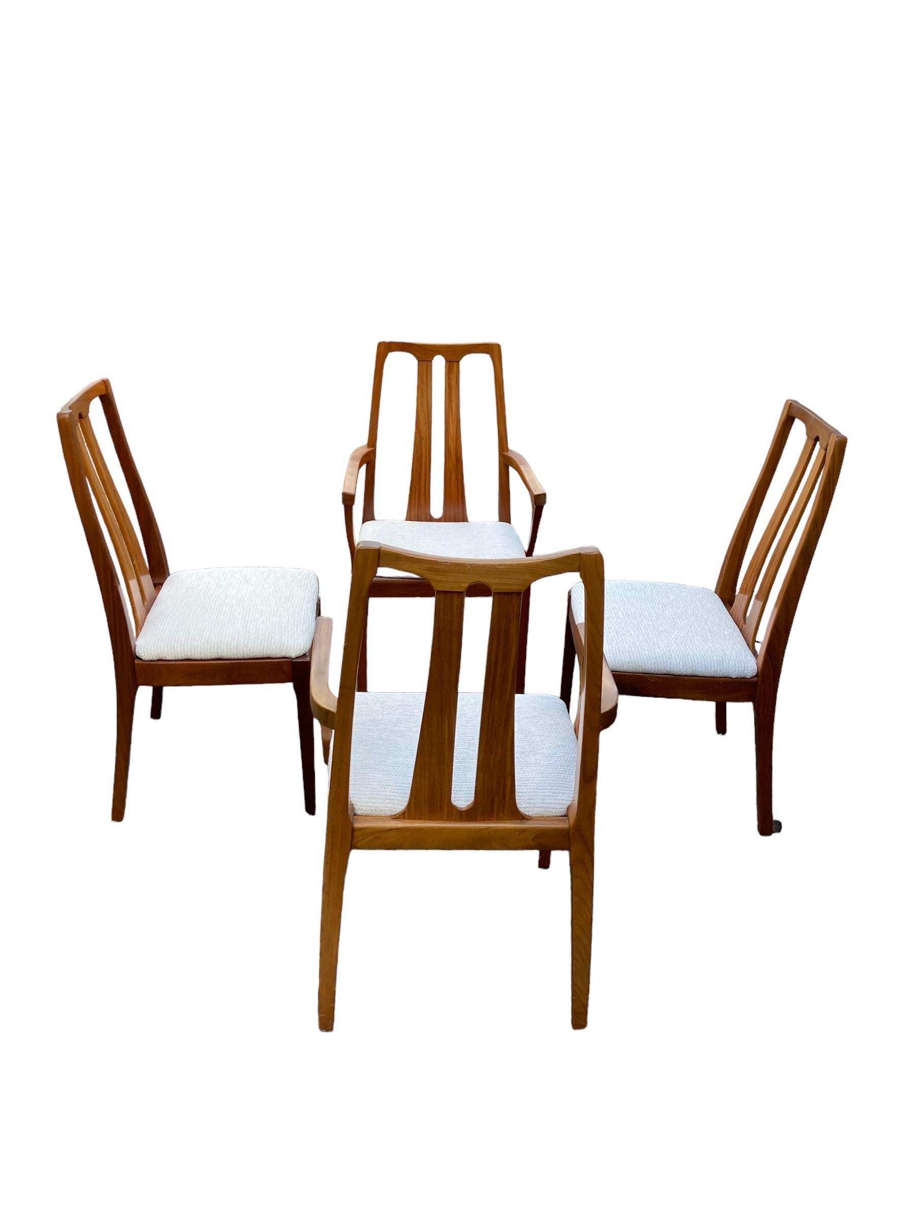 Ensemble de quatre chaises de salle à manger Nathan en teck du milieu du siècle avec deux sculpteurs 2