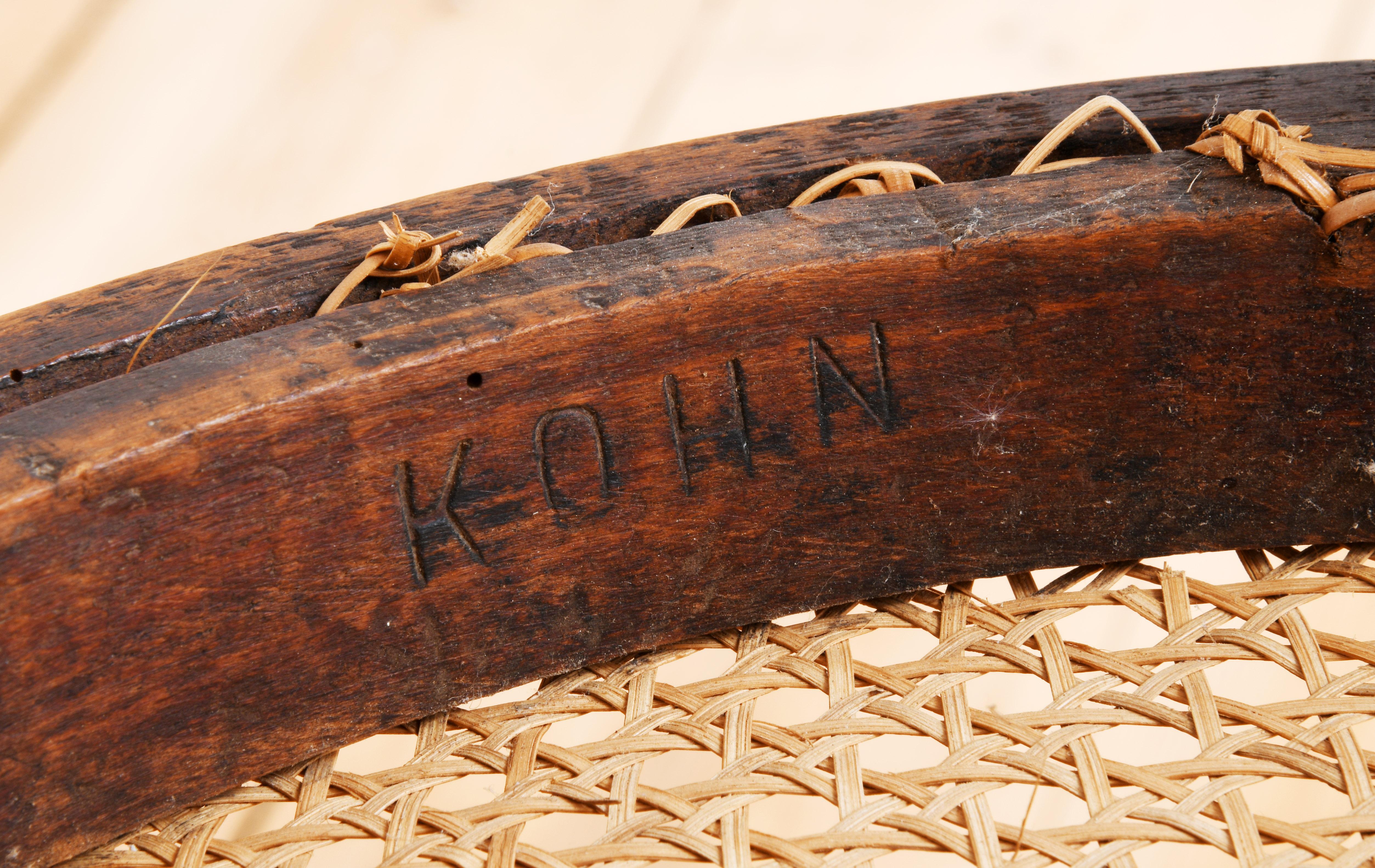 Ensemble de quatre chaises en bois courbé produites par Kohn au début du 20e siècle en vente 5