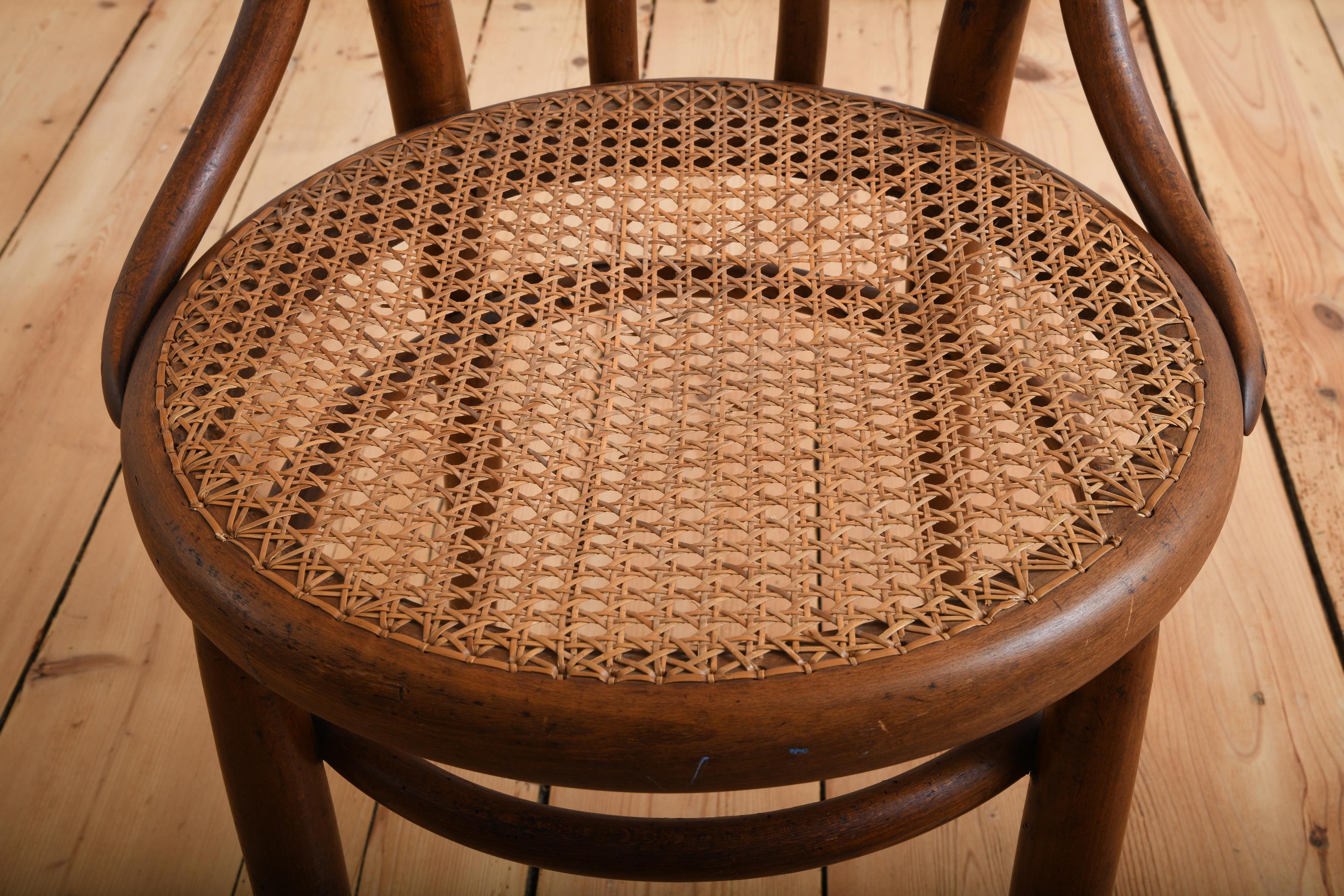 Ensemble de quatre chaises en bois courbé produites par Kohn au début du 20e siècle en vente 7